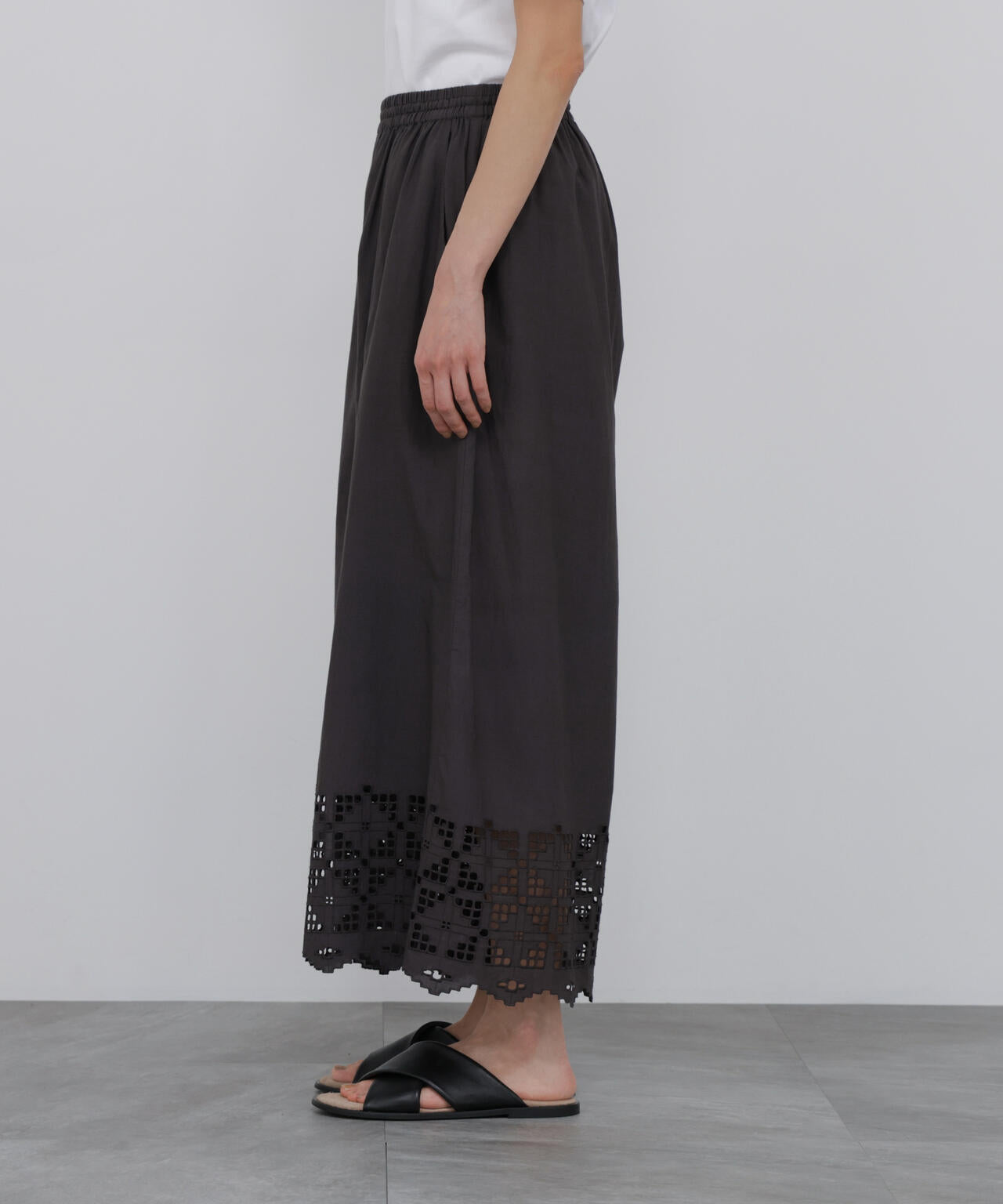 165cm/B:77cm/W:57cm/H:79cm 着用サイズ:M