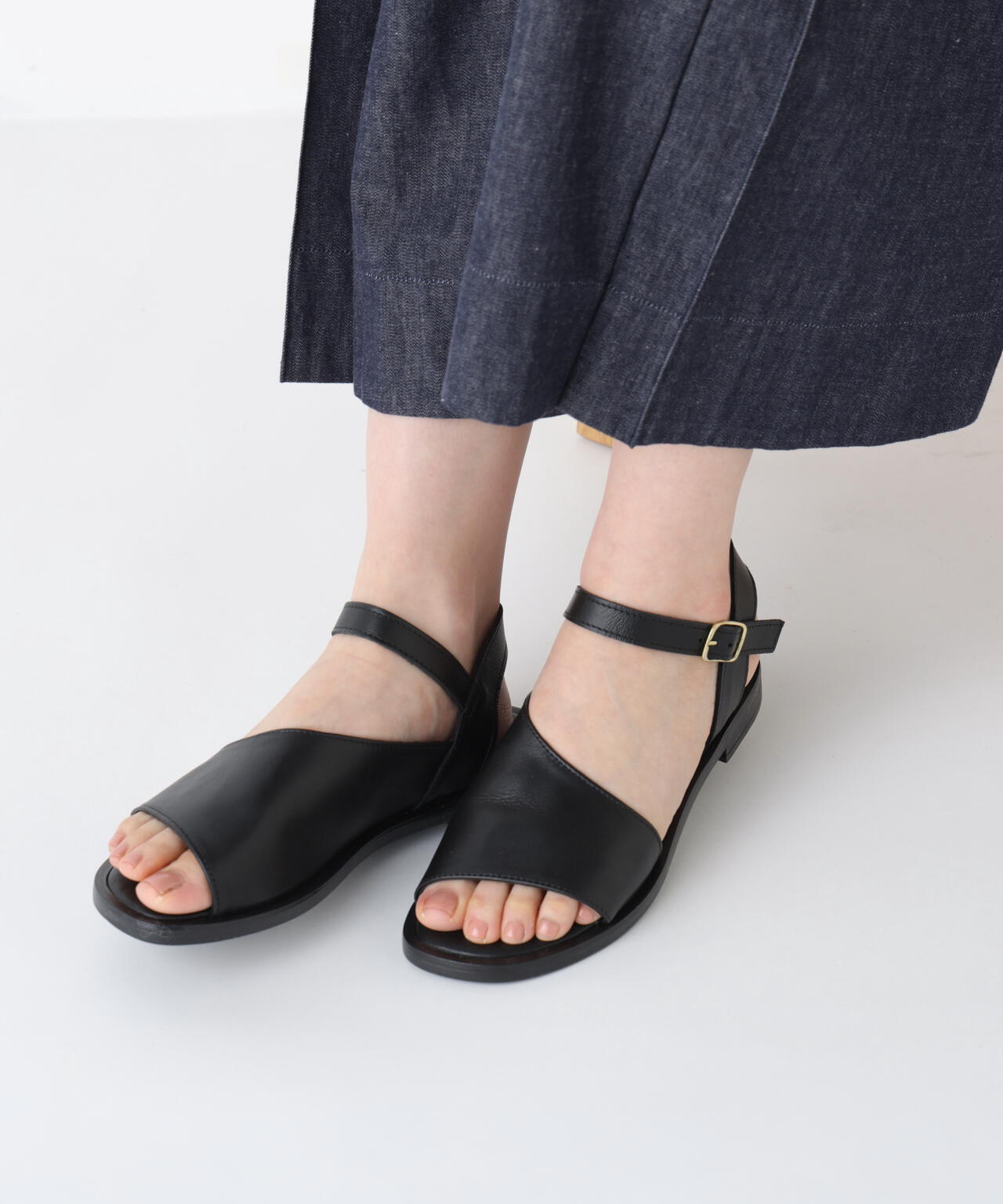 《ENESS》ストラップレザーサンダル