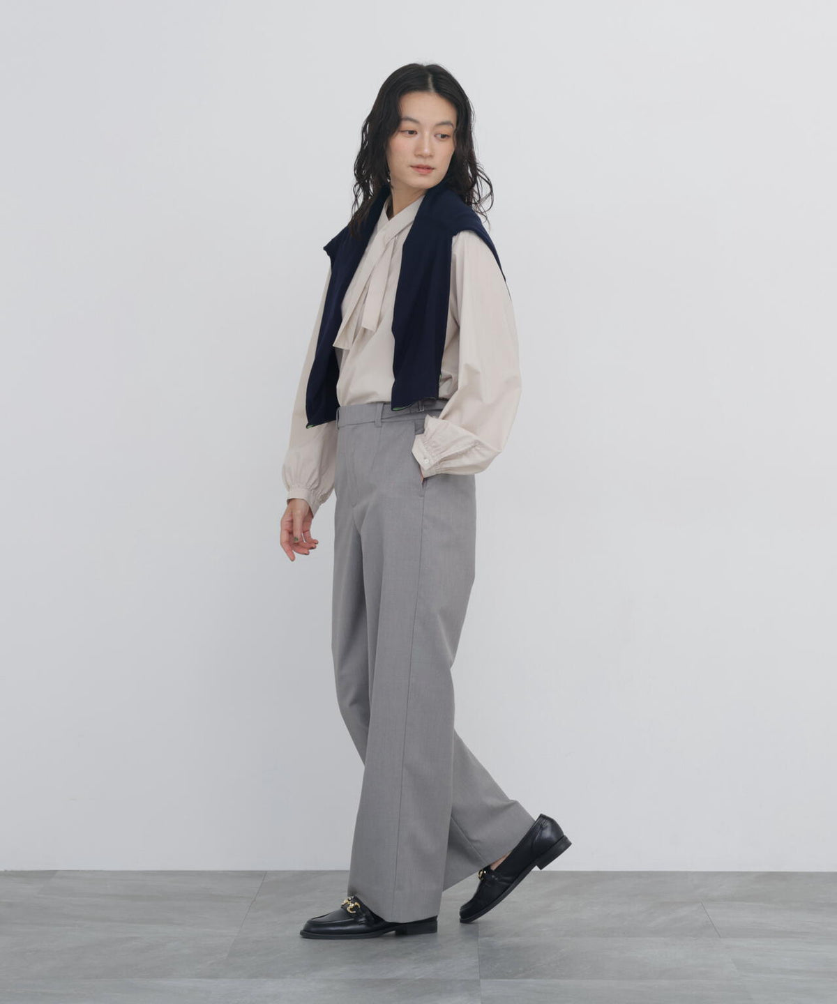 《名品 / マルチサイズ / 洗える》シャークスキン強撚バックルパンツ