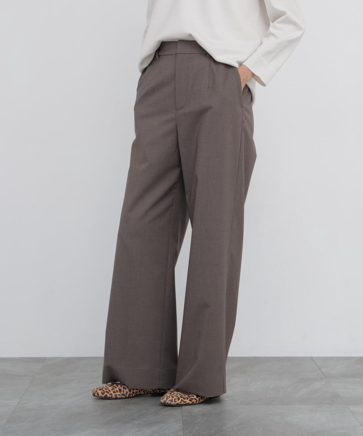 《名品 / マルチサイズ / 洗える》シャークスキン強撚バックルパンツ