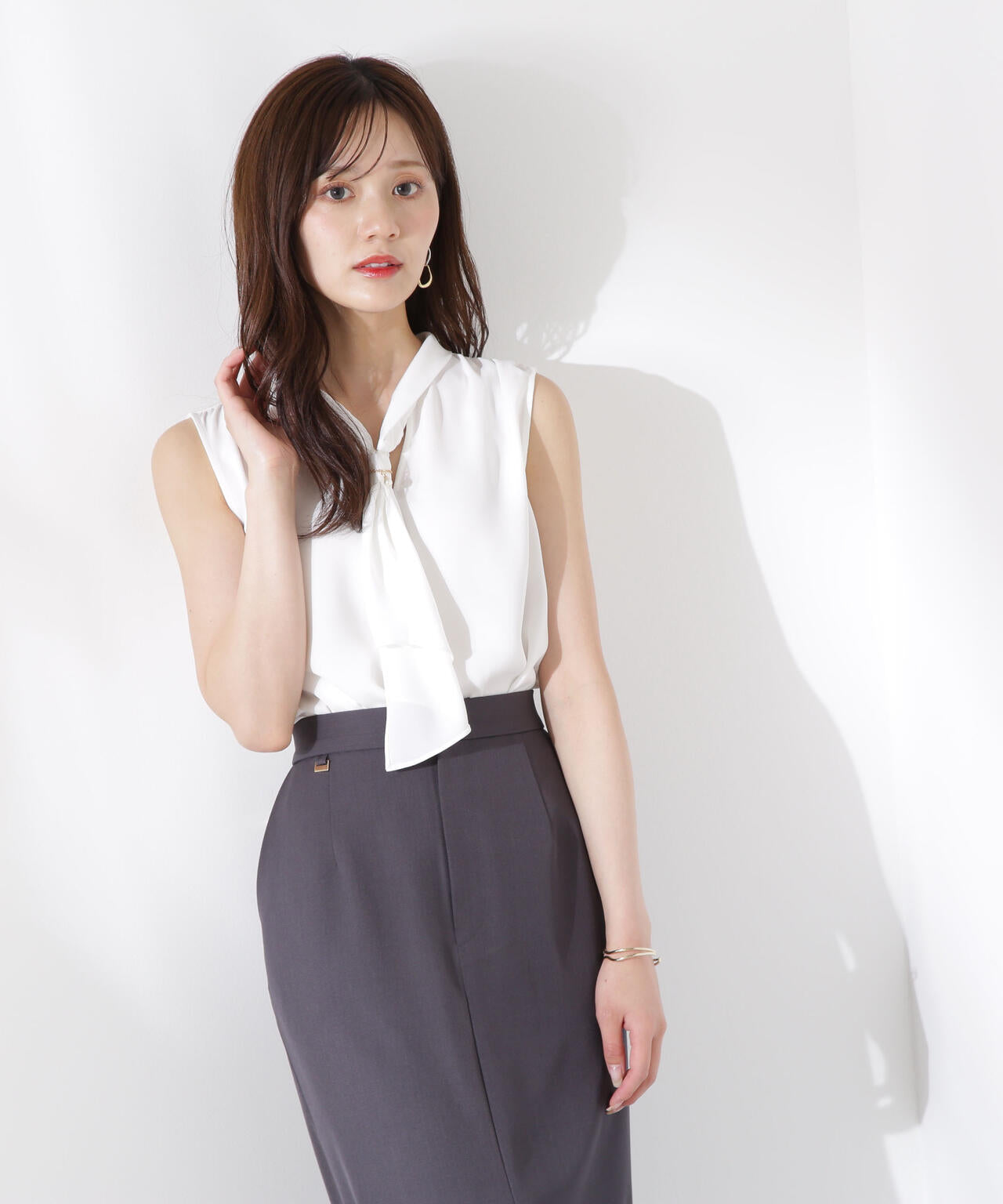 パール付きフリルタイブラウス