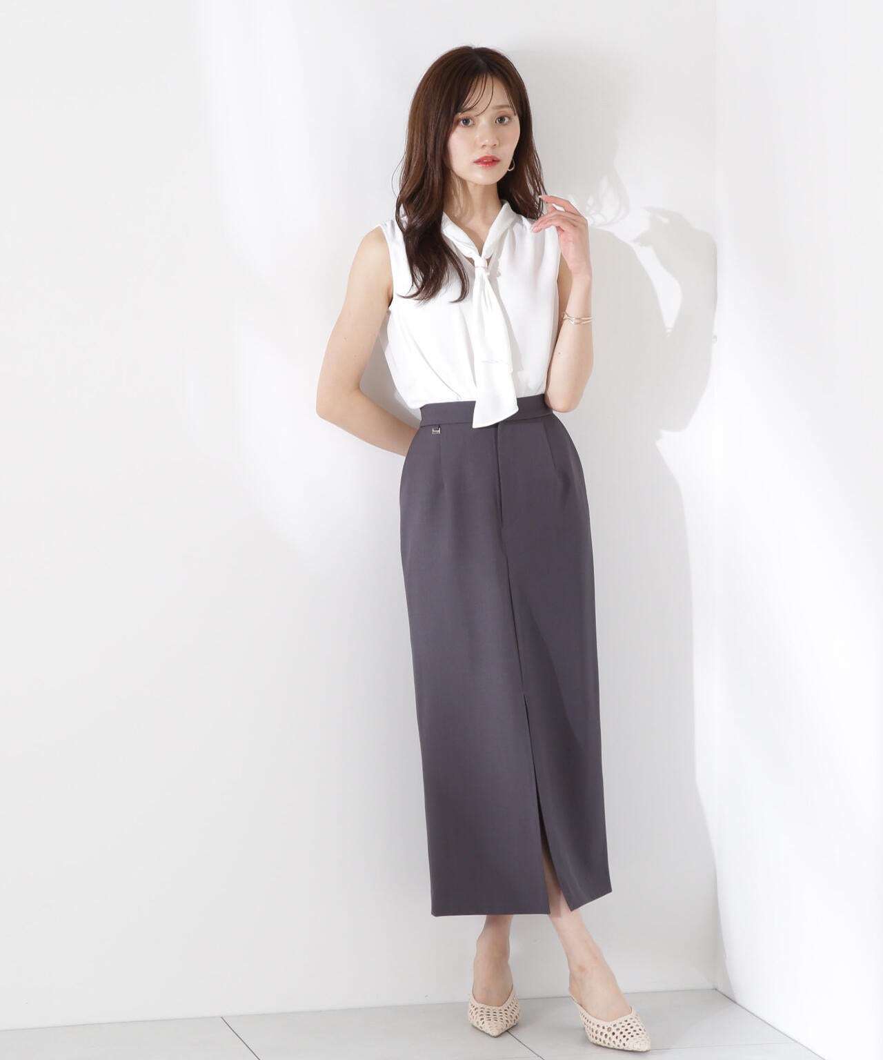 パール付きフリルタイブラウス