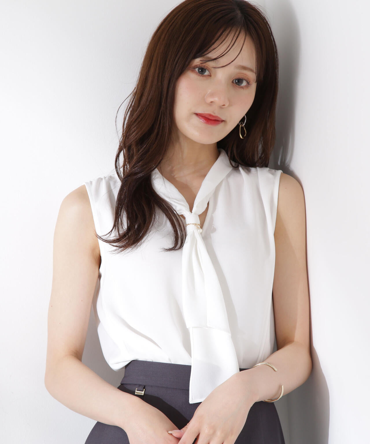 パール付きフリルタイブラウス