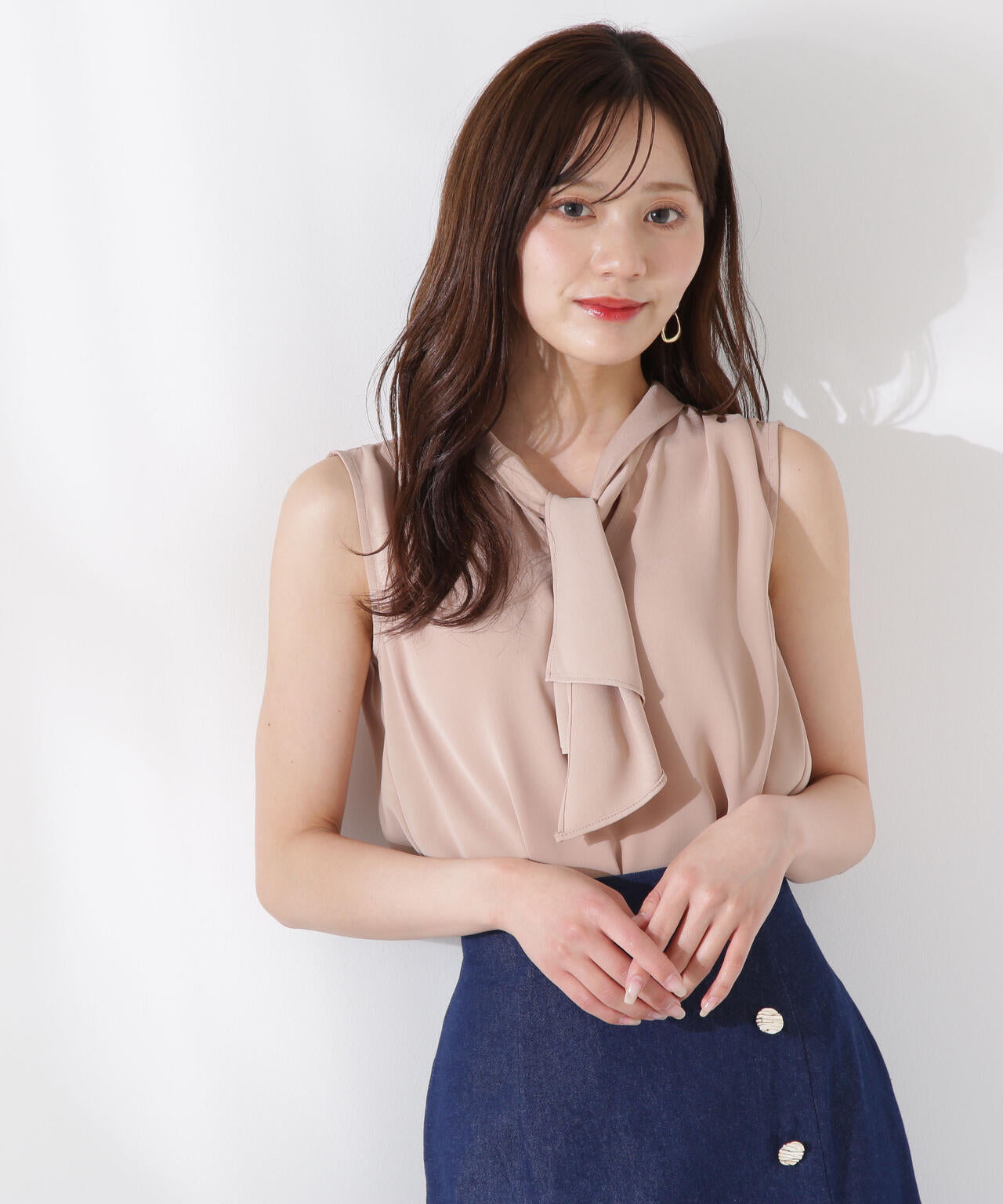 パール付きフリルタイブラウス