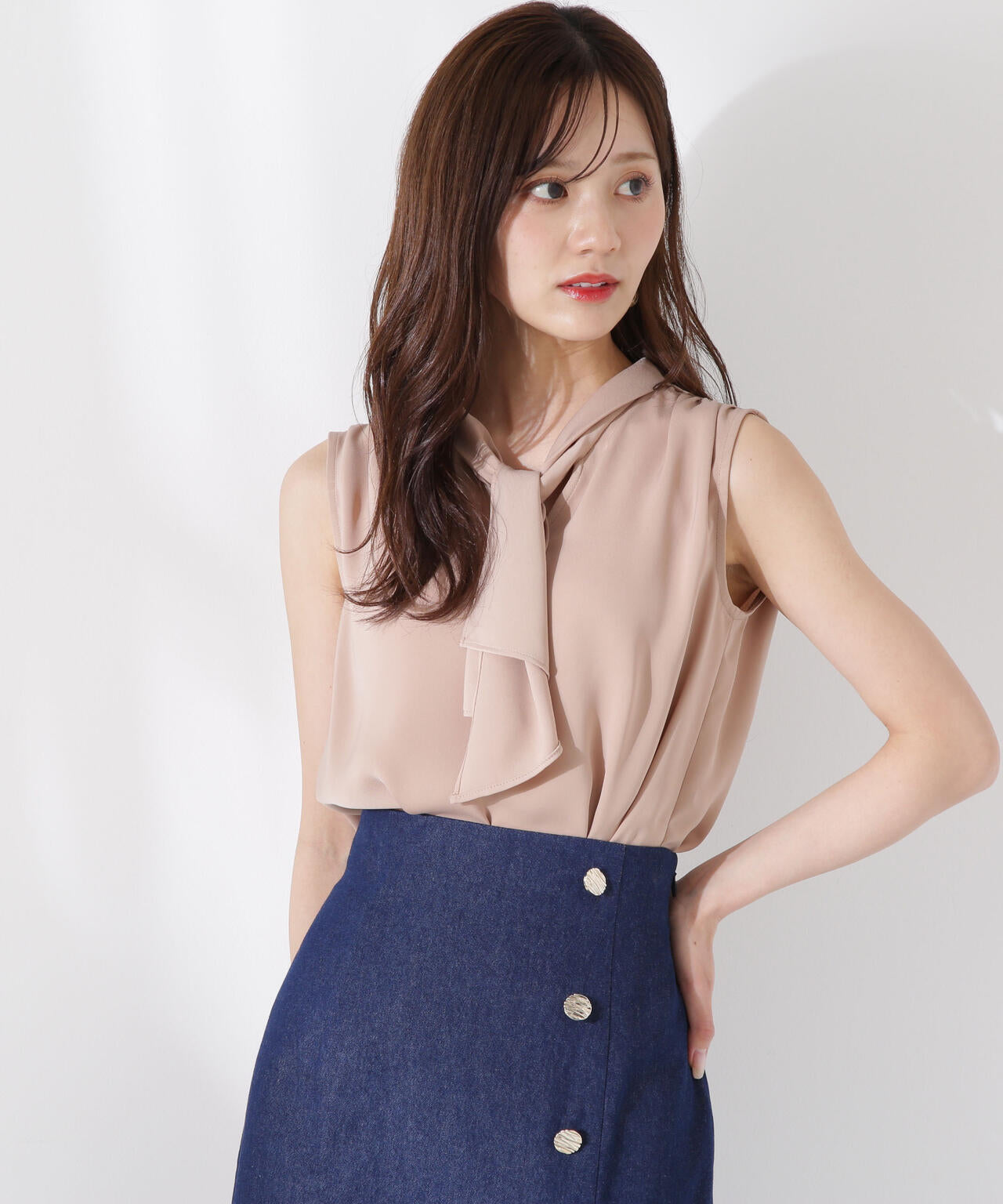 パール付きフリルタイブラウス