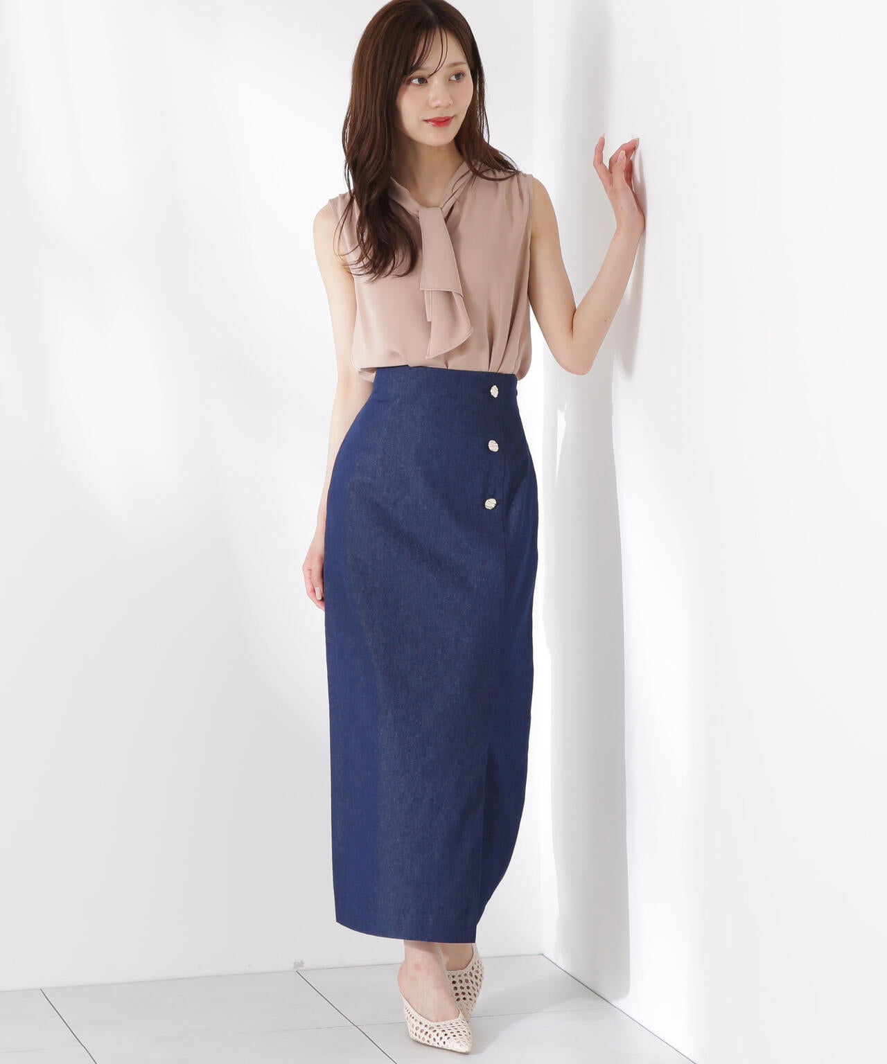 パール付きフリルタイブラウス