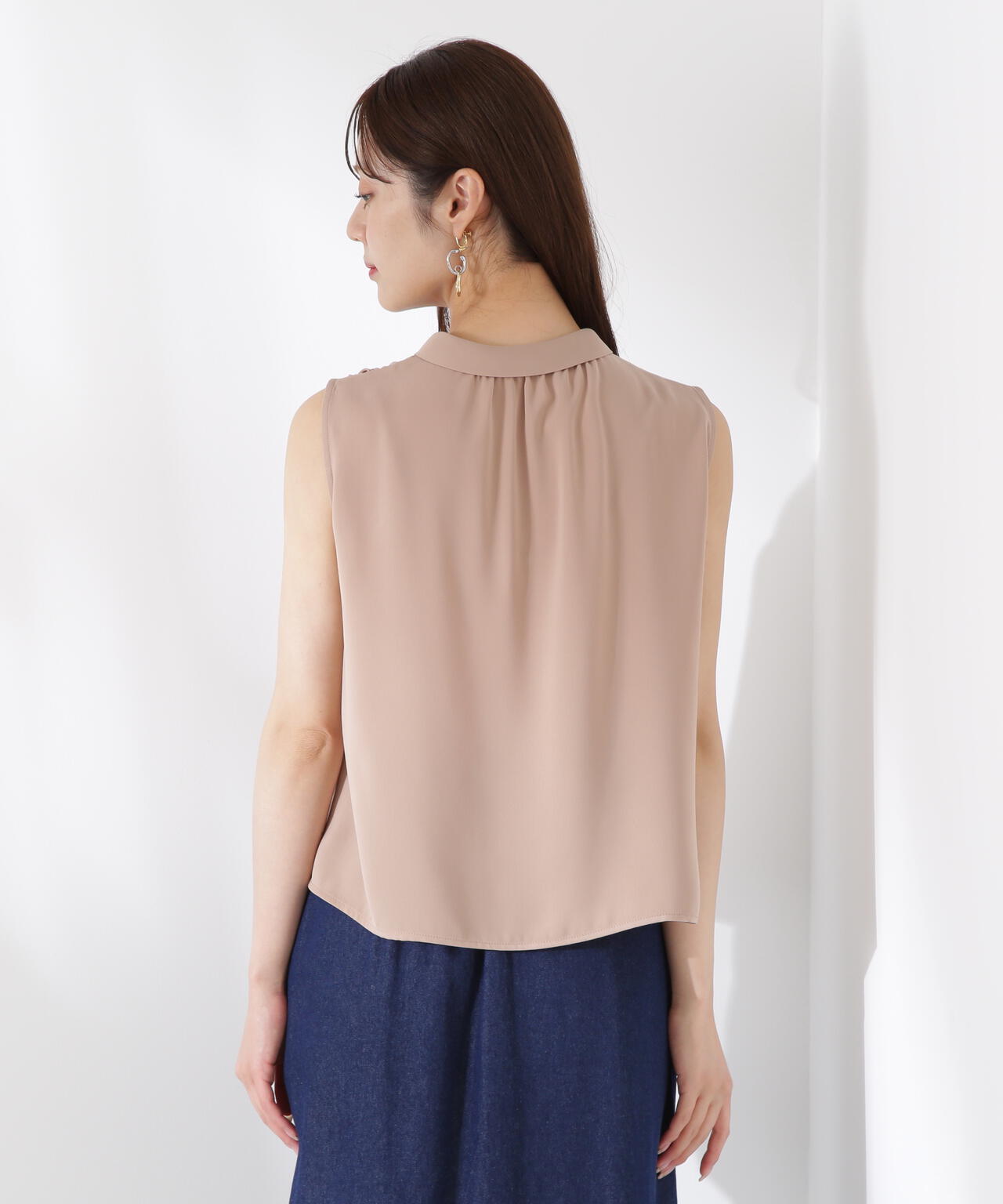 パール付きフリルタイブラウス