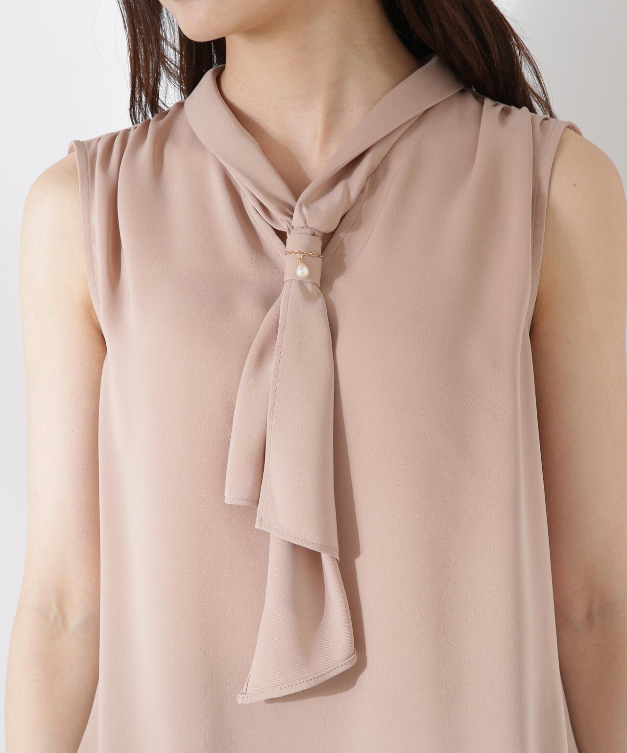 パール付きフリルタイブラウス