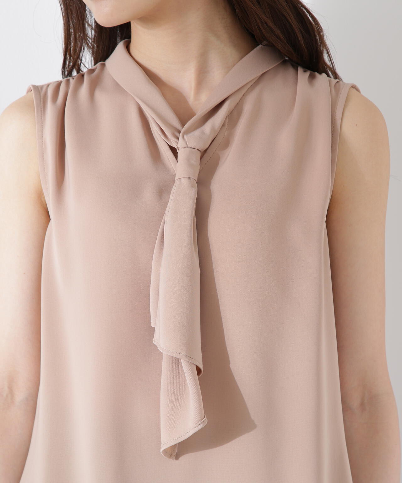 パール付きフリルタイブラウス