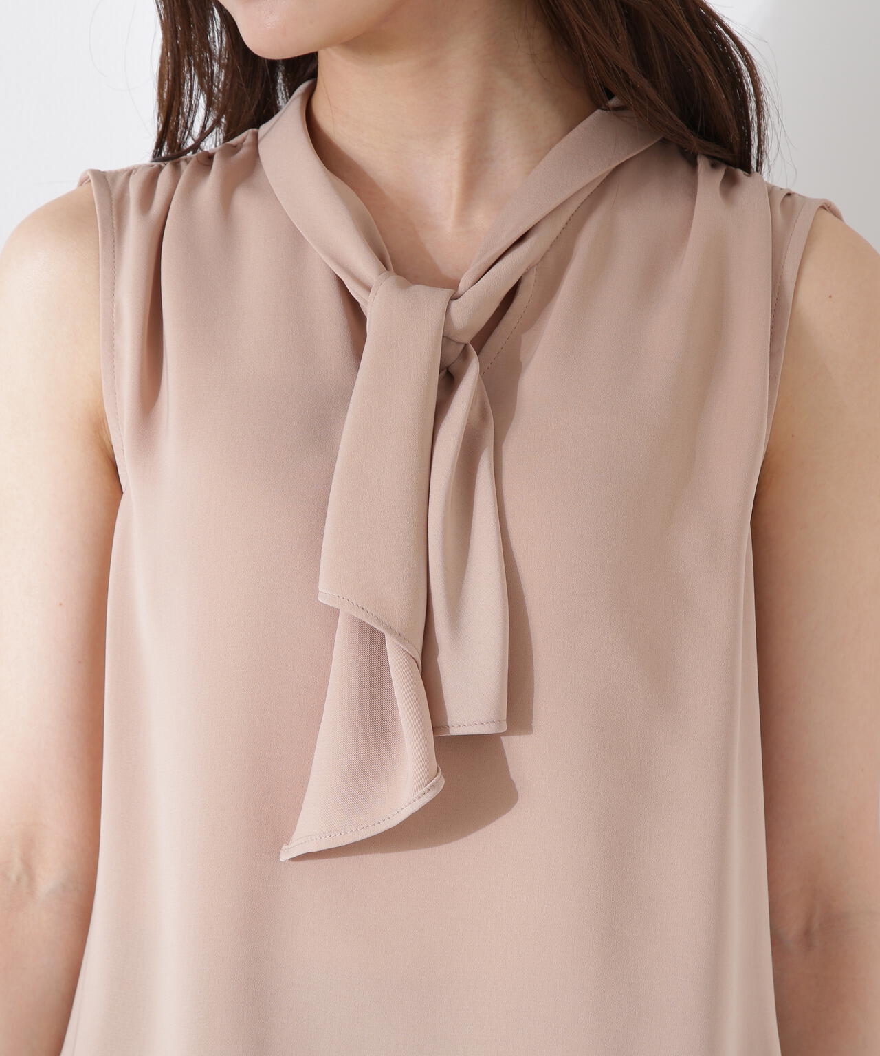 パール付きフリルタイブラウス