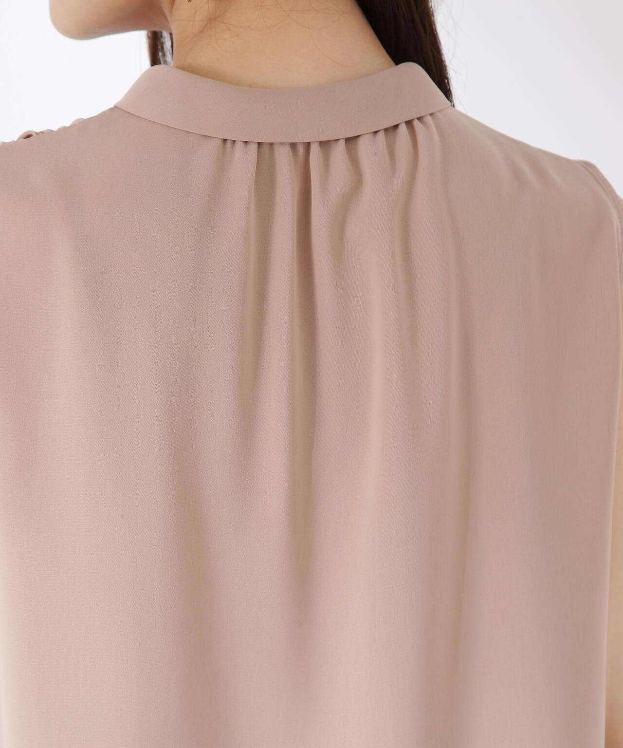 パール付きフリルタイブラウス