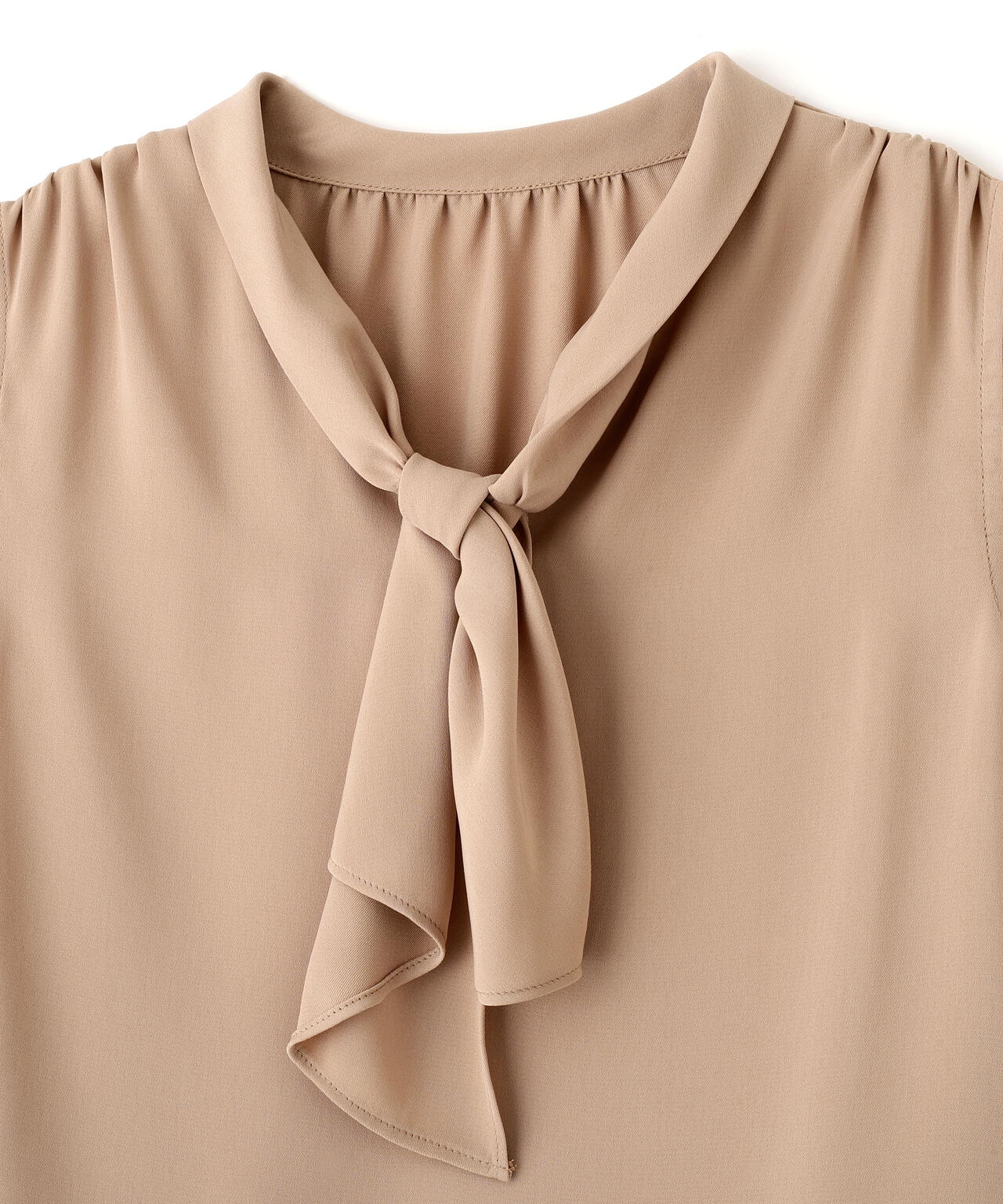 パール付きフリルタイブラウス