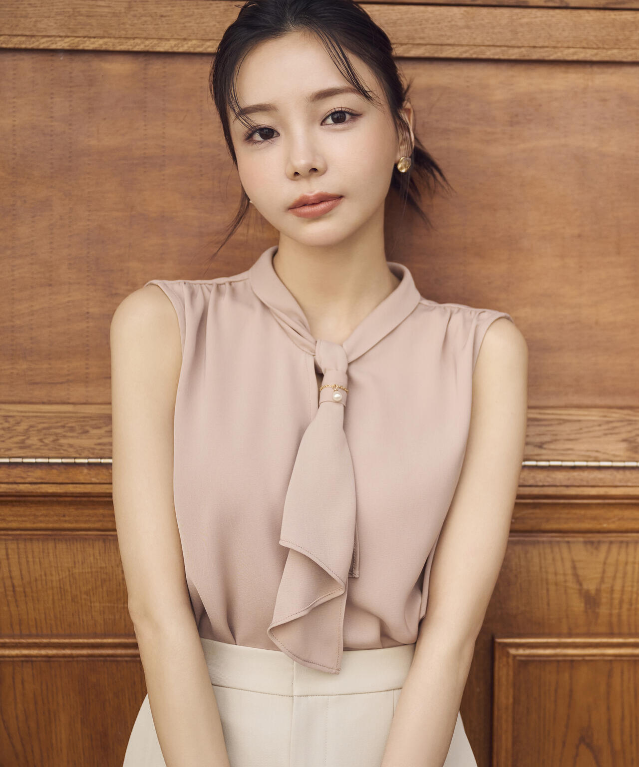 パール付きフリルタイブラウス