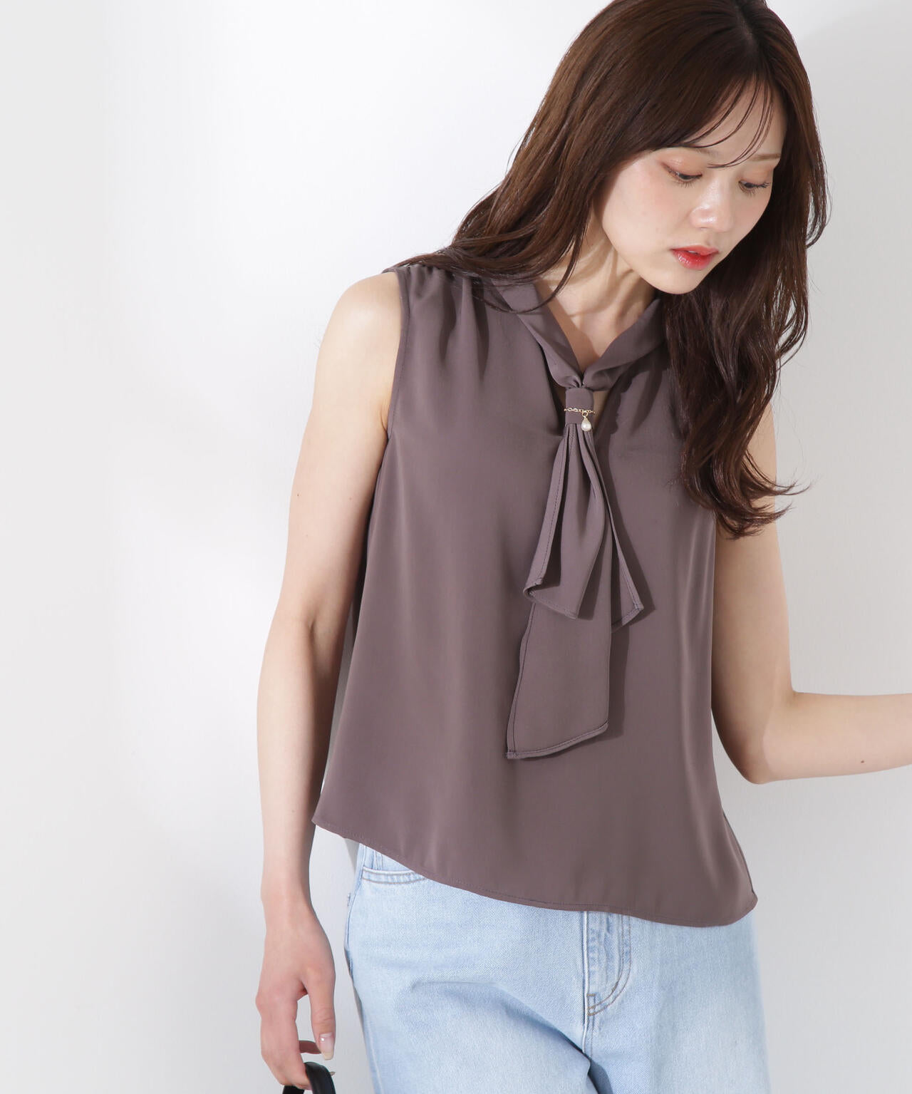 パール付きフリルタイブラウス