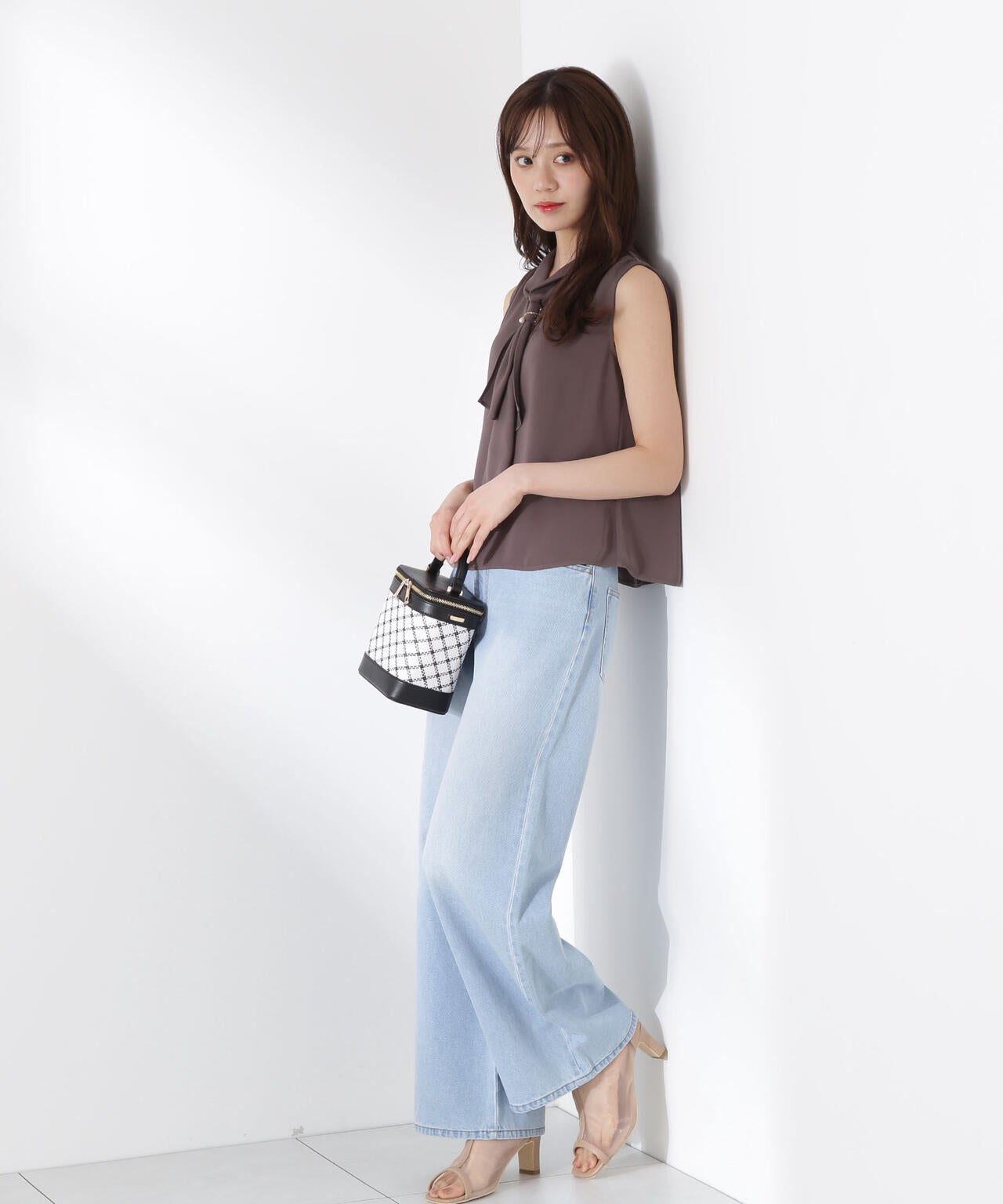 パール付きフリルタイブラウス