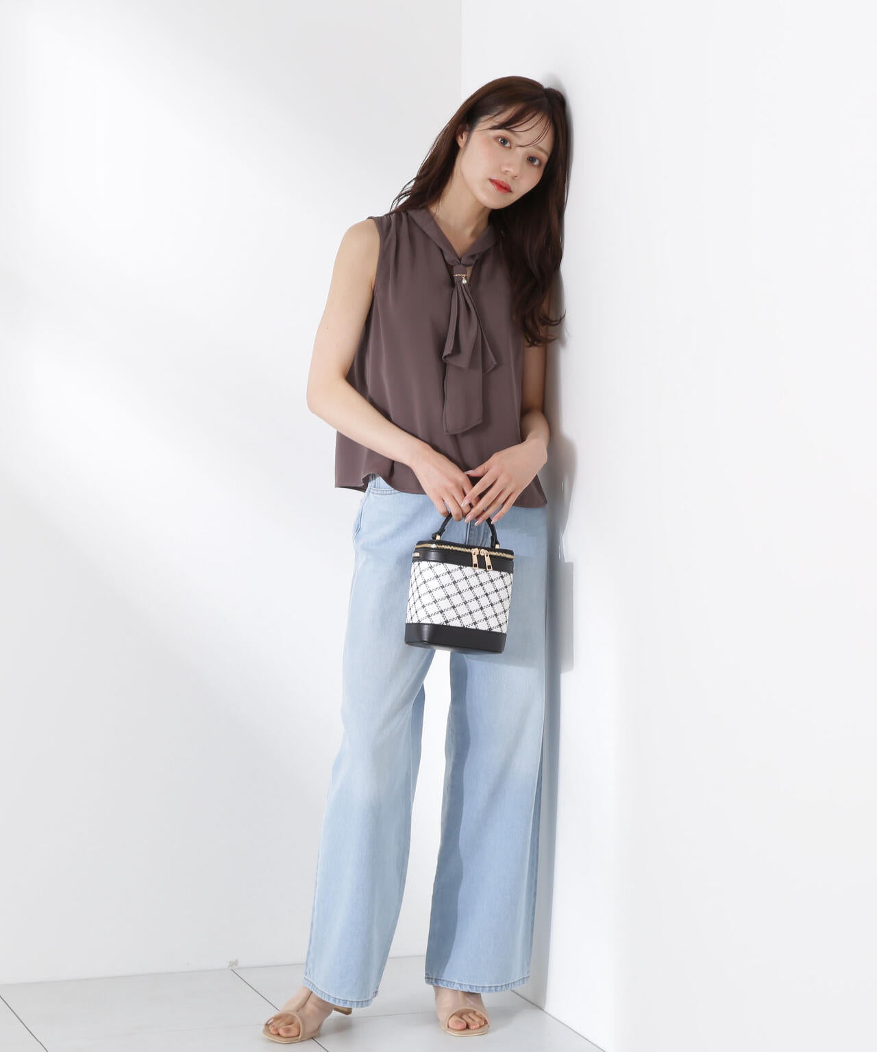 パール付きフリルタイブラウス