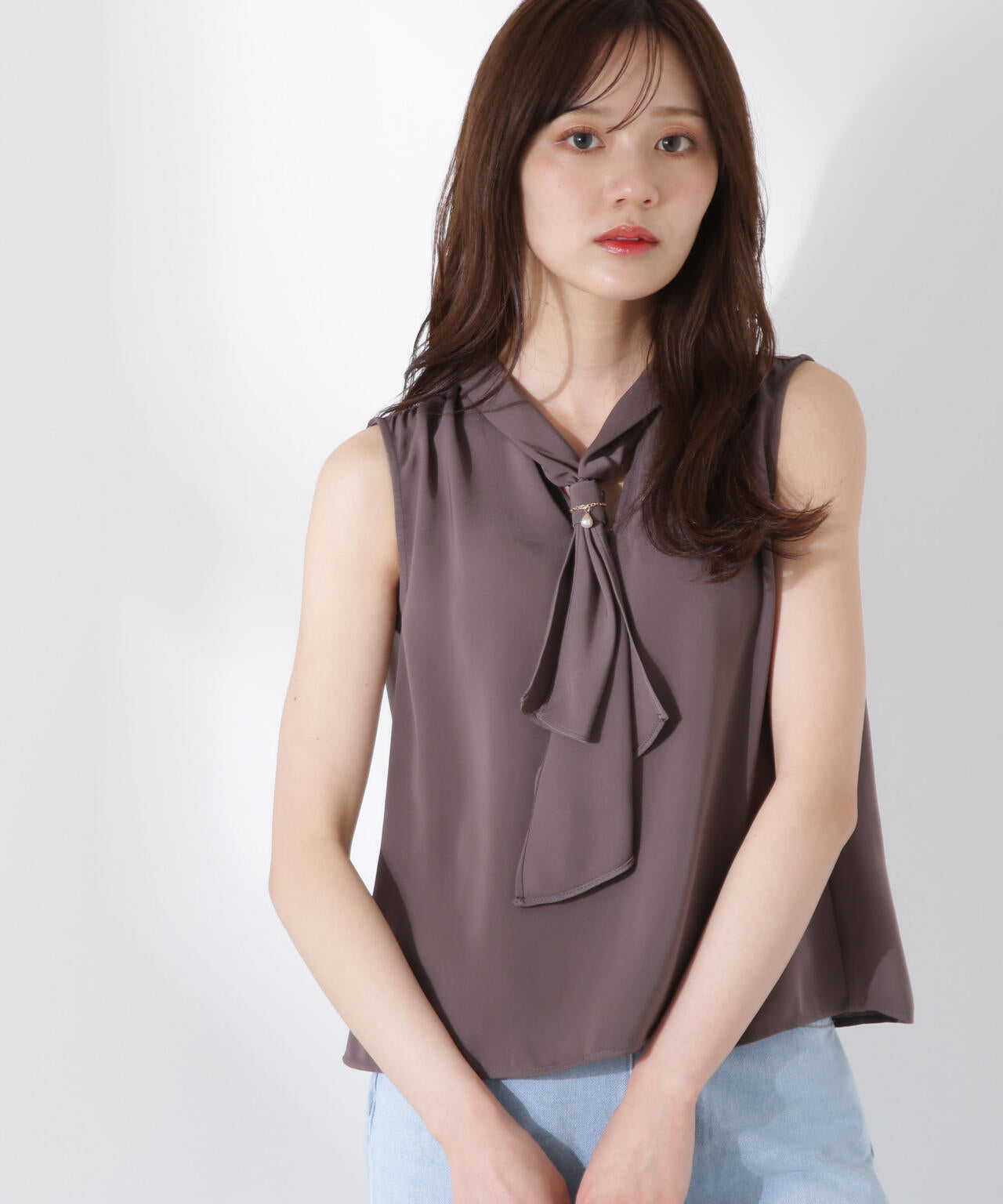 パール付きフリルタイブラウス