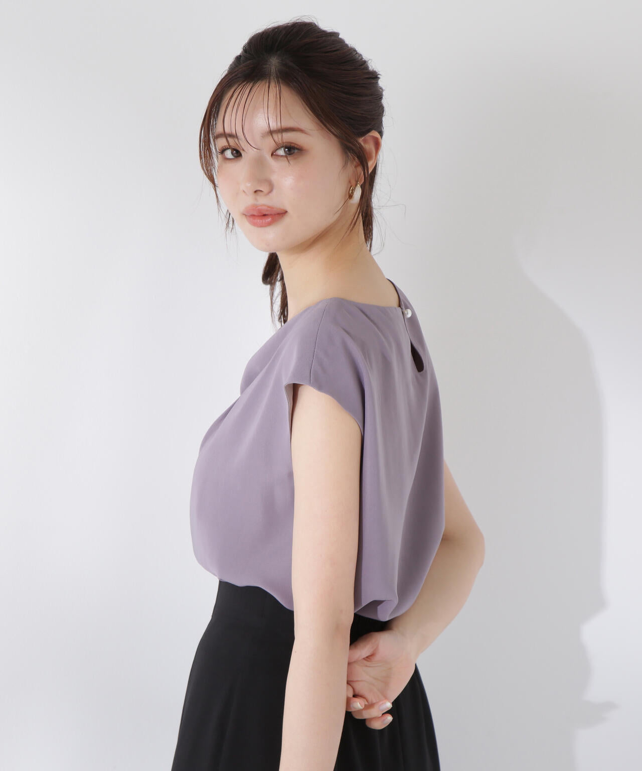 ニュアンスネックフレンチスリーブブラウス