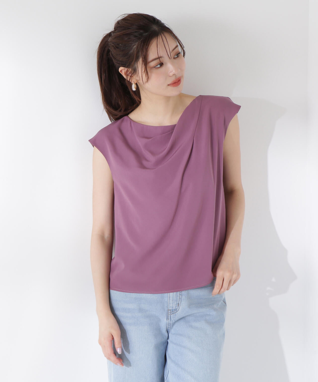 ニュアンスネックフレンチスリーブブラウス