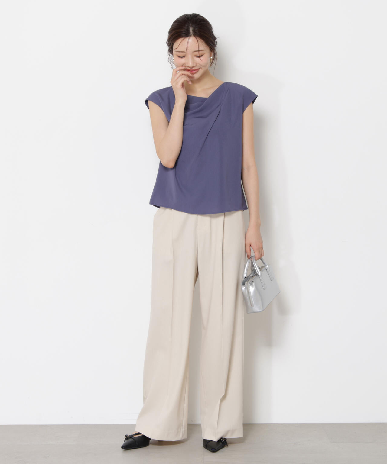 ニュアンスネックフレンチスリーブブラウス