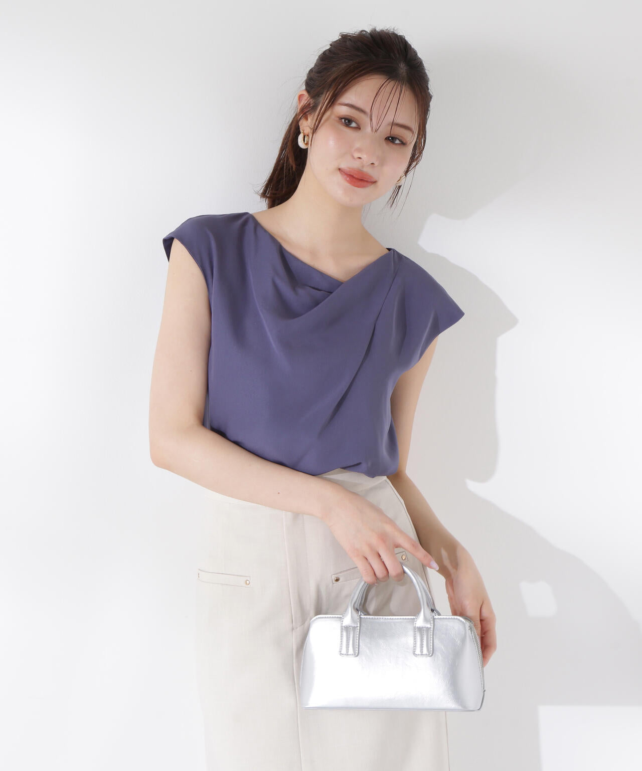 ニュアンスネックフレンチスリーブブラウス