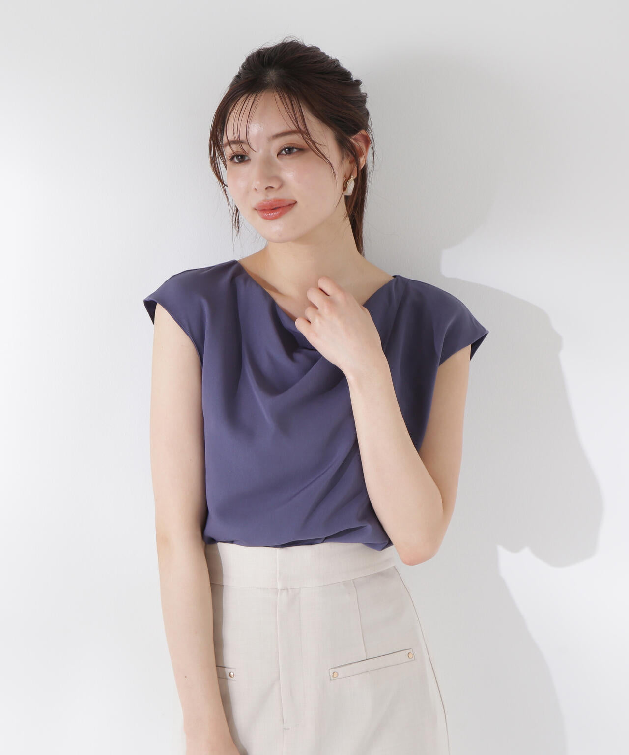 ニュアンスネックフレンチスリーブブラウス