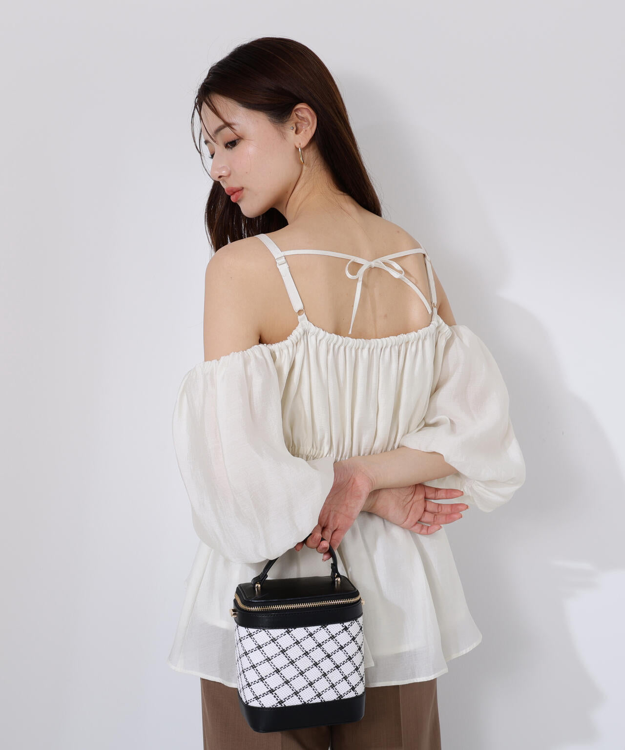 シャーリングオフショルブラウス