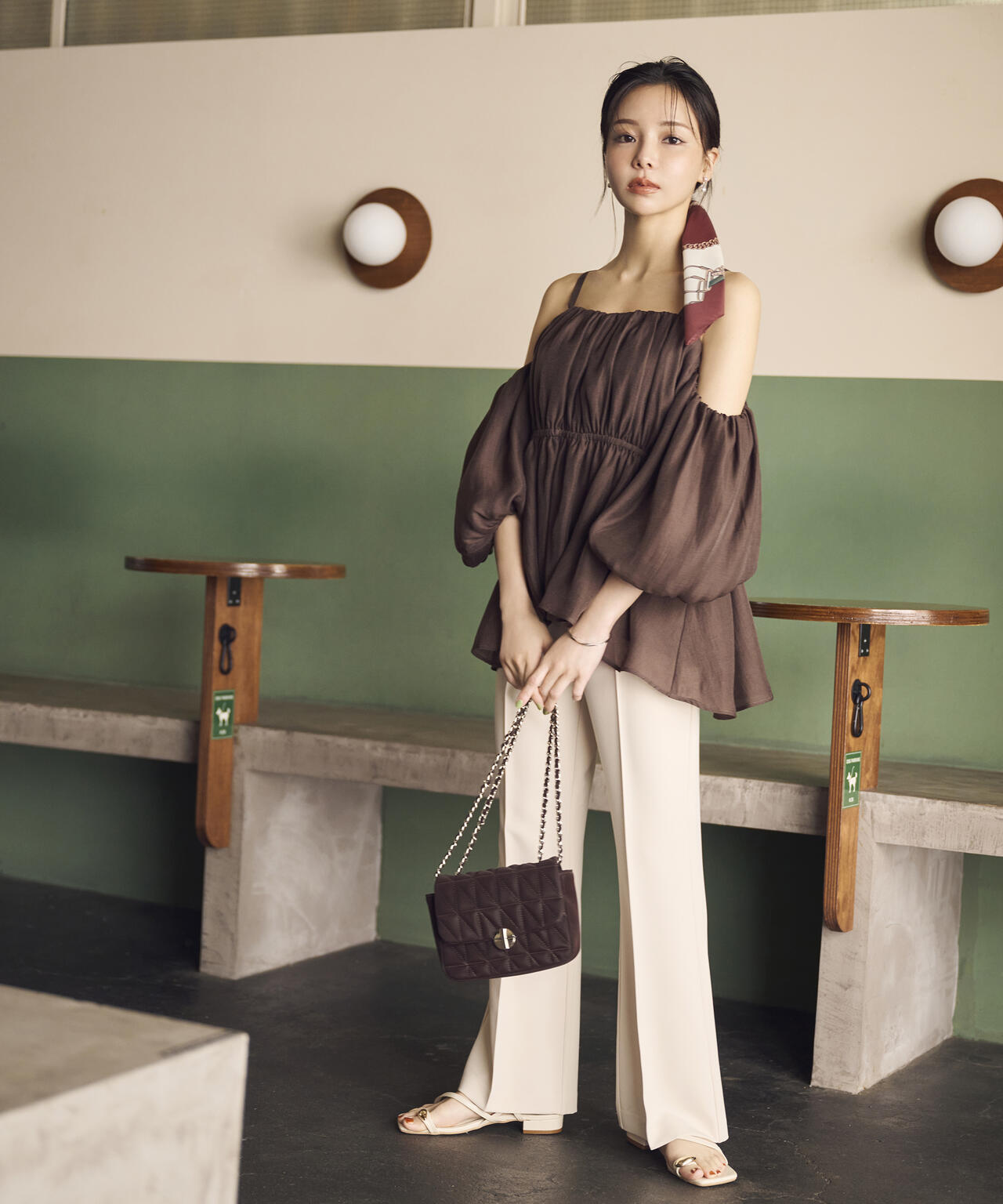 シャーリングオフショルブラウス