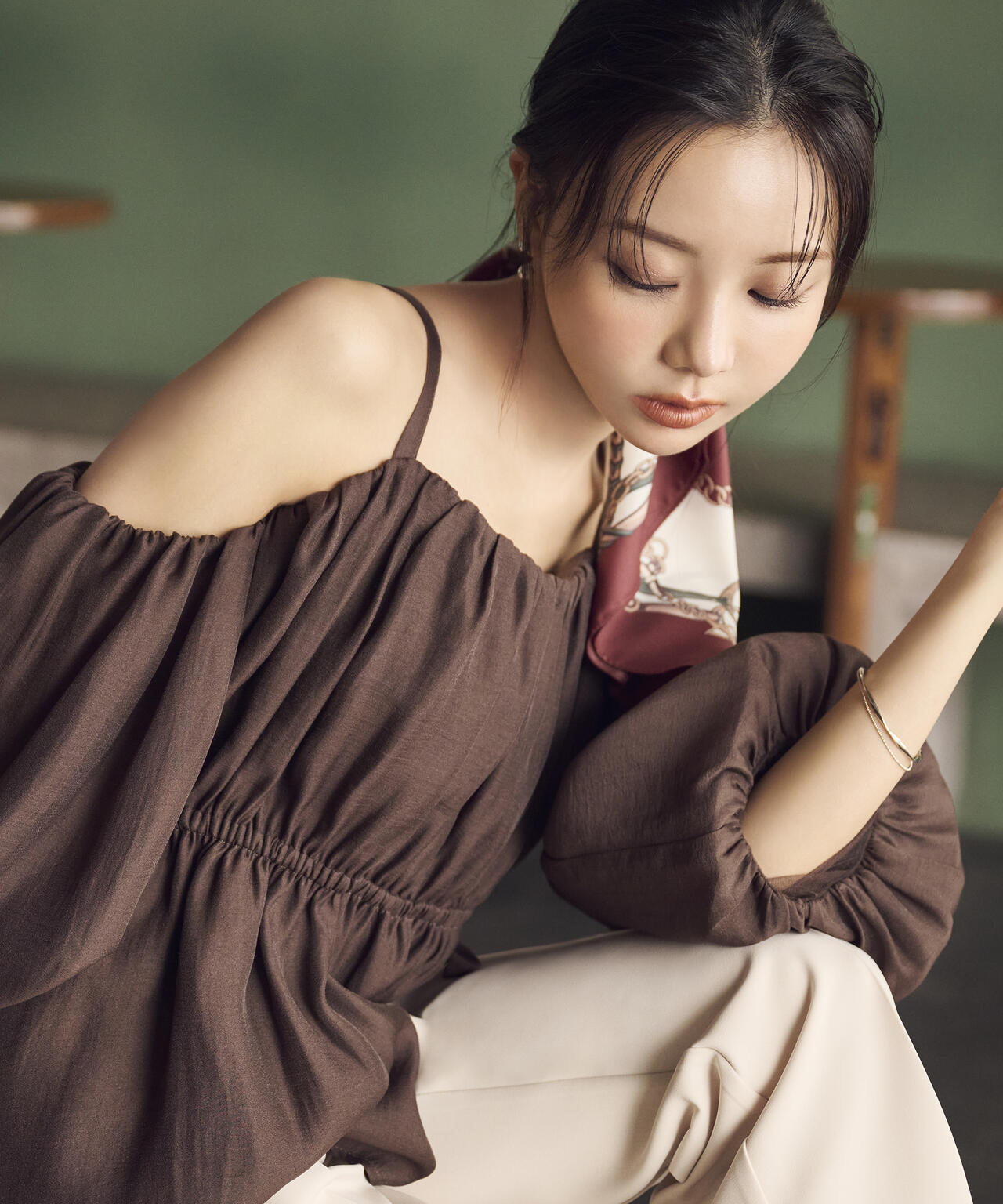 シャーリングオフショルブラウス