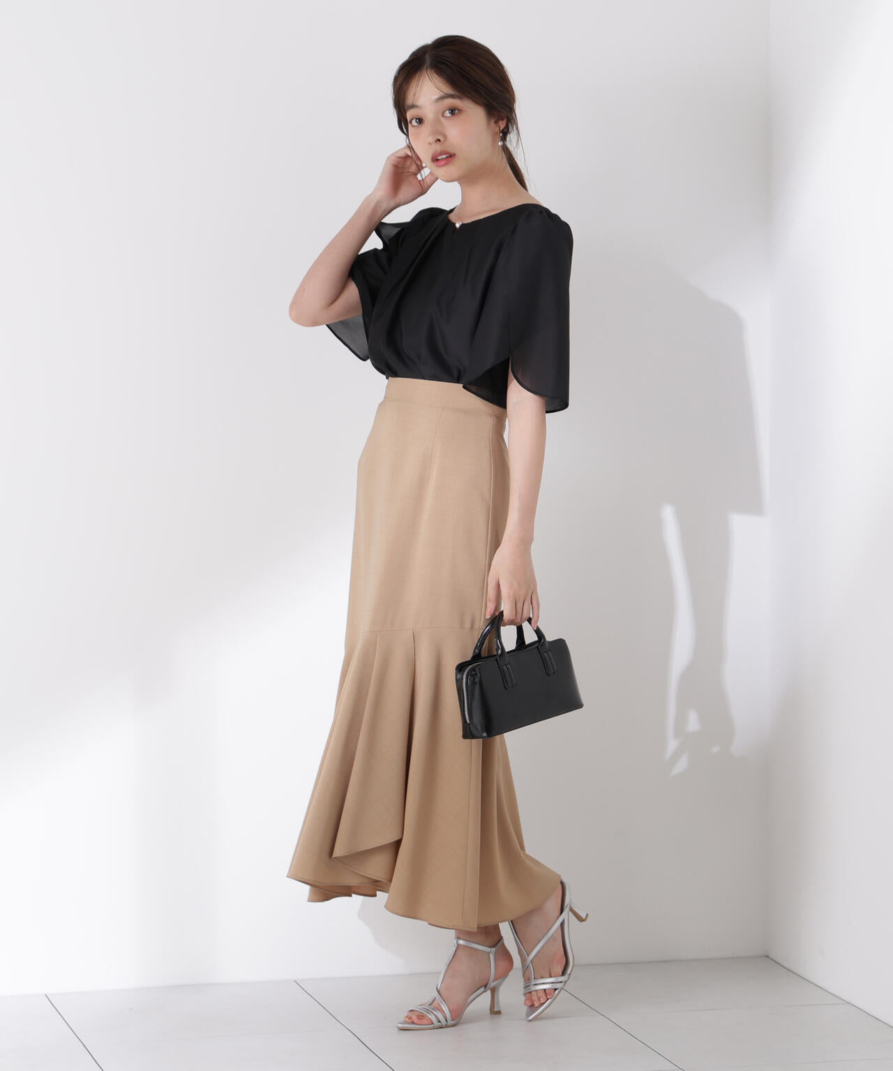 パールポイントフレアスリーブブラウス