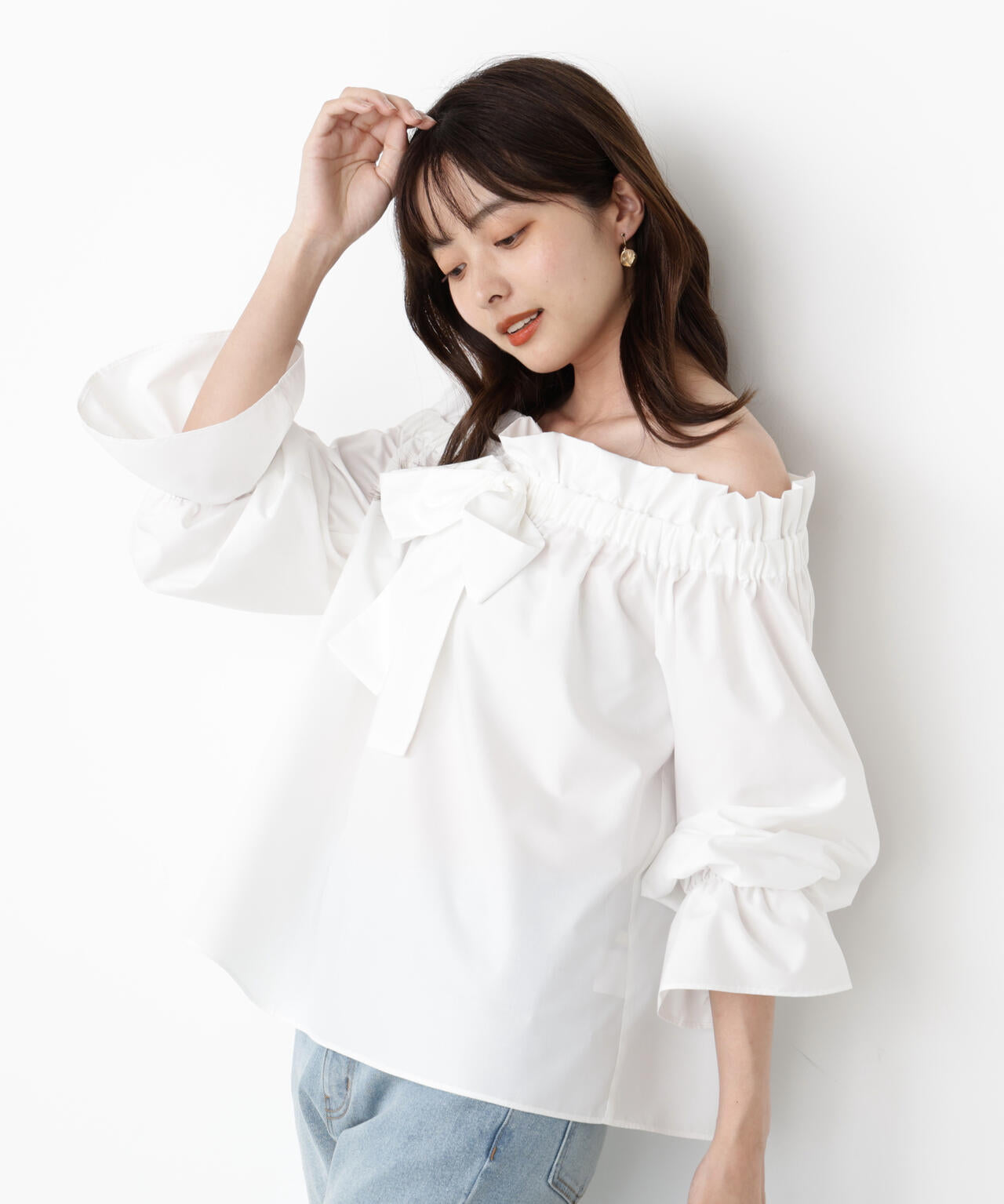 <ウォッシャブル>リボン付きオフショルブラウス