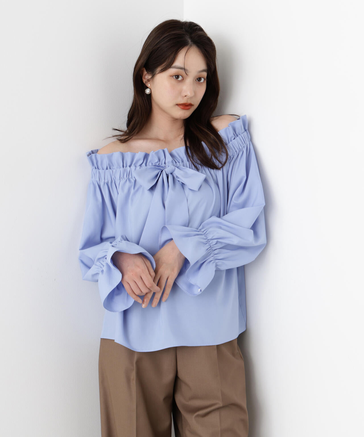 <ウォッシャブル>リボン付きオフショルブラウス