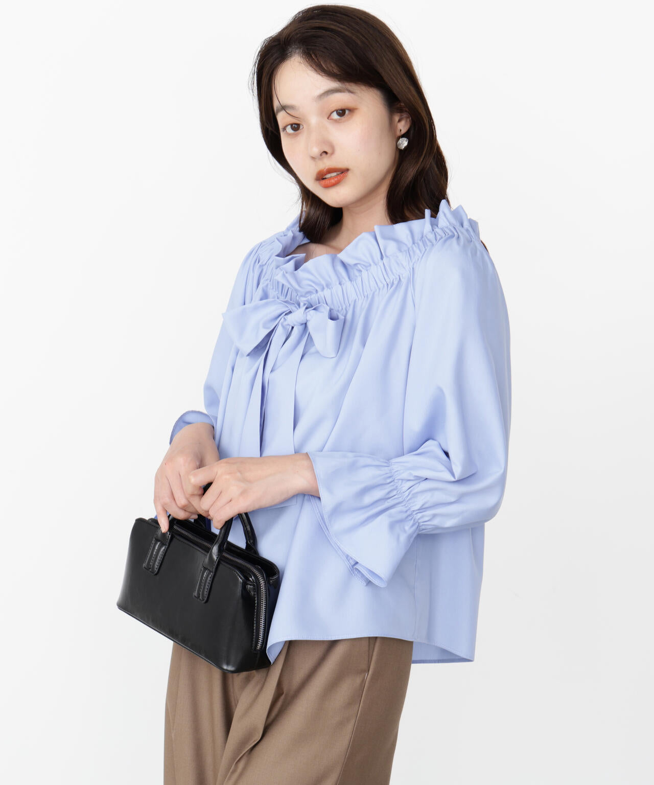 <ウォッシャブル>リボン付きオフショルブラウス