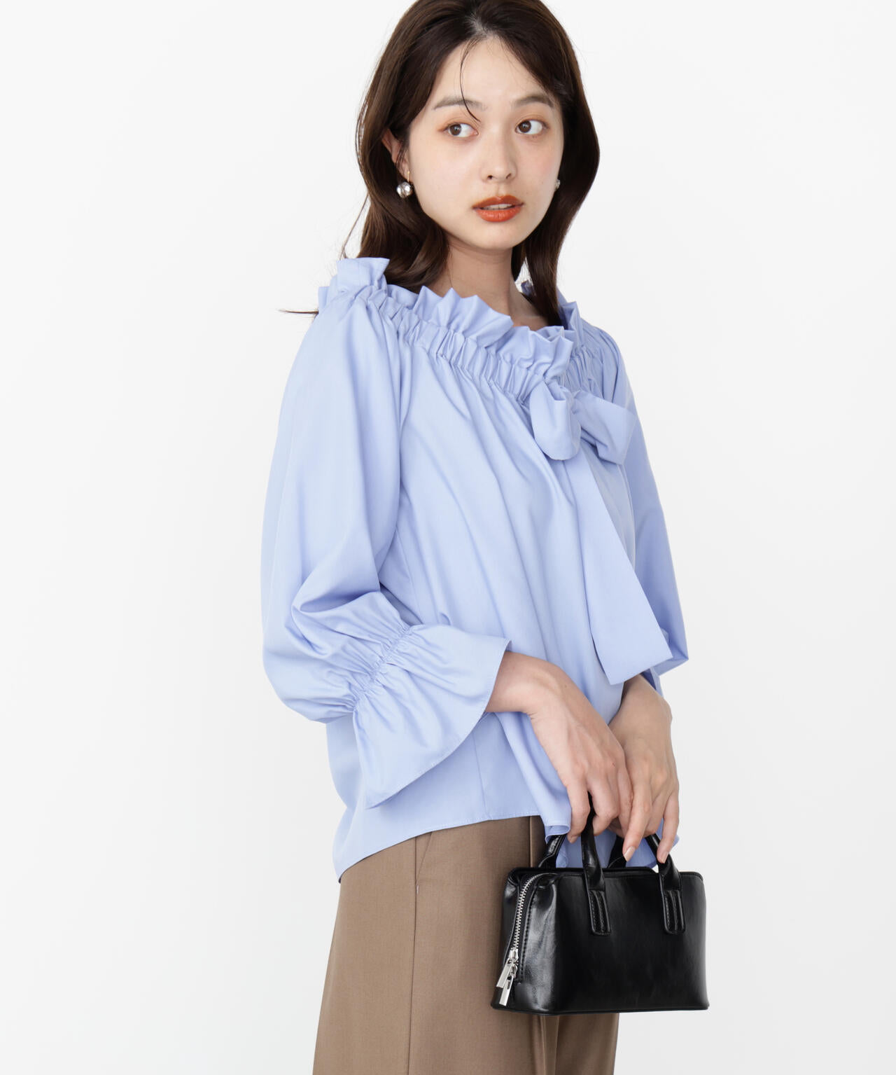 <ウォッシャブル>リボン付きオフショルブラウス