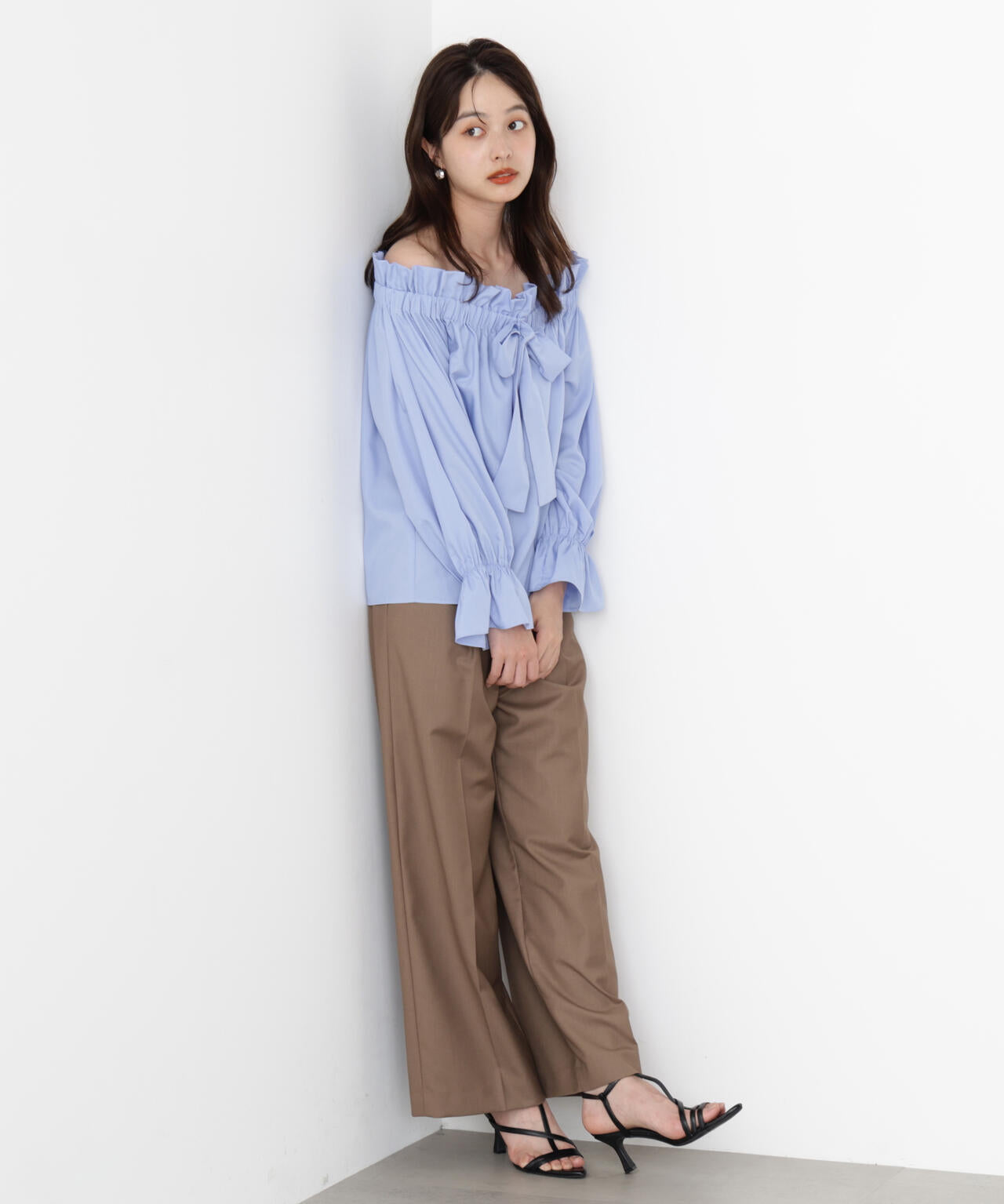 <ウォッシャブル>リボン付きオフショルブラウス