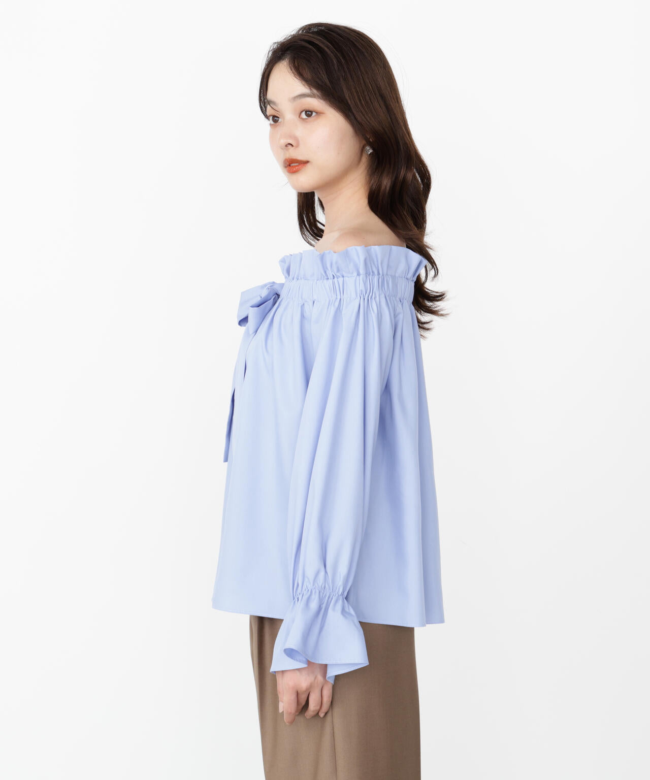 <ウォッシャブル>リボン付きオフショルブラウス