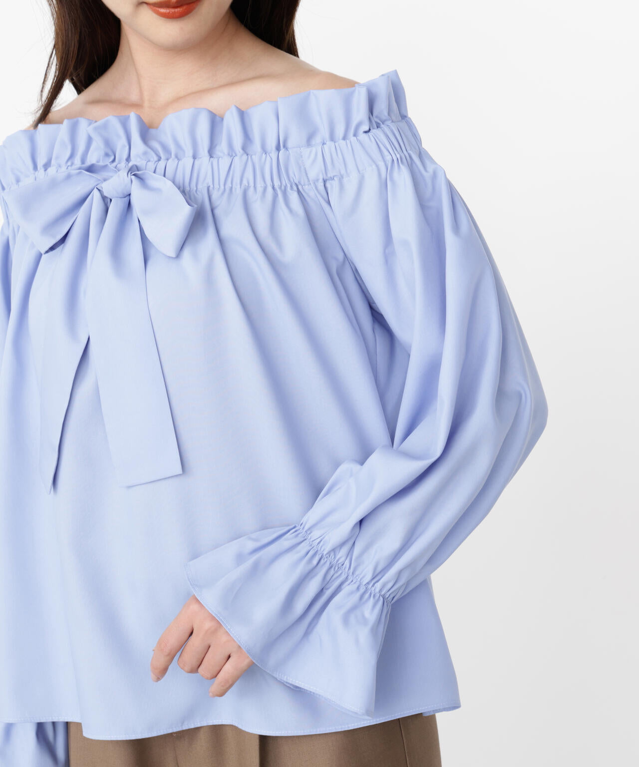 <ウォッシャブル>リボン付きオフショルブラウス