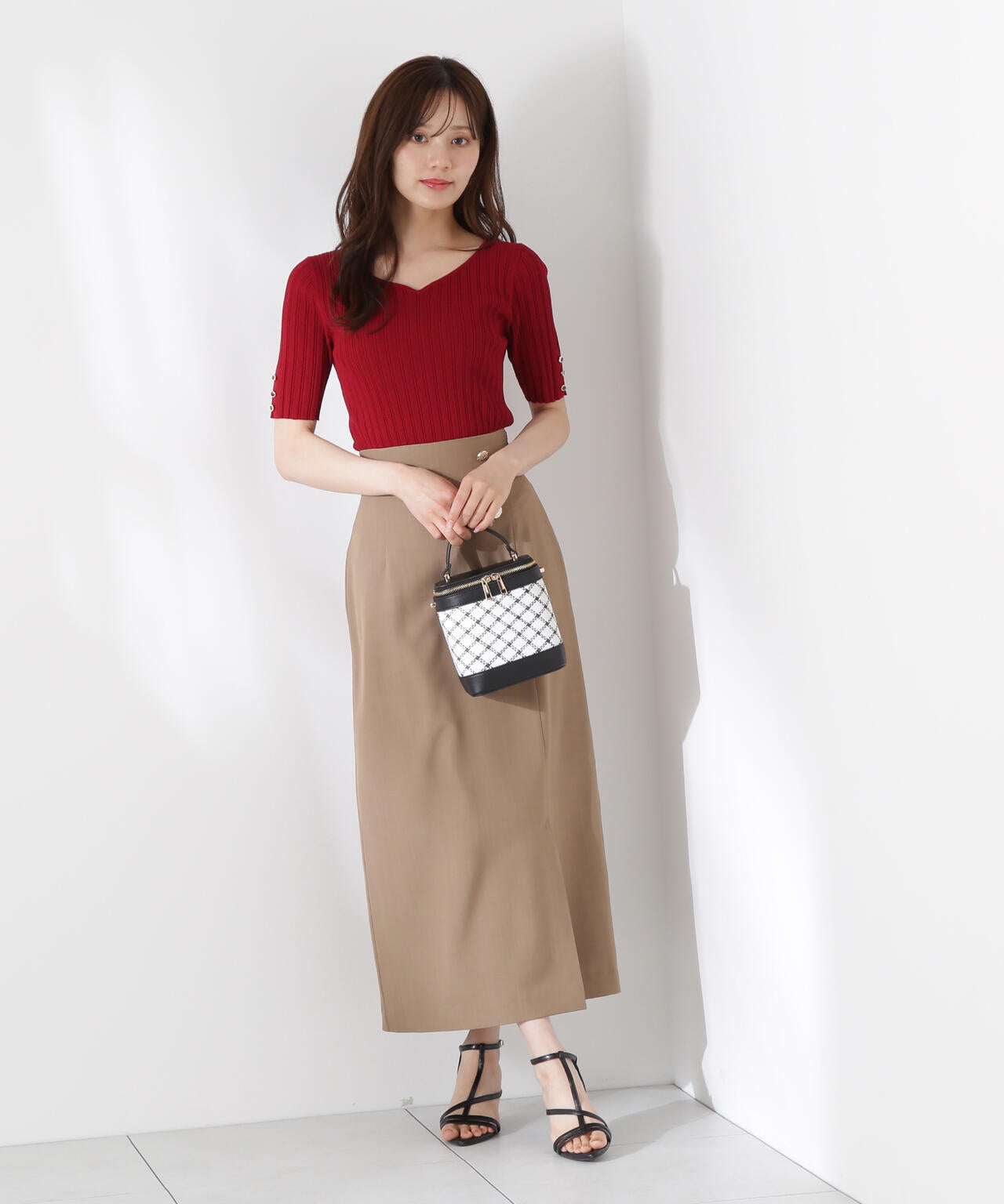 ニュアンス釦付きナロースカート