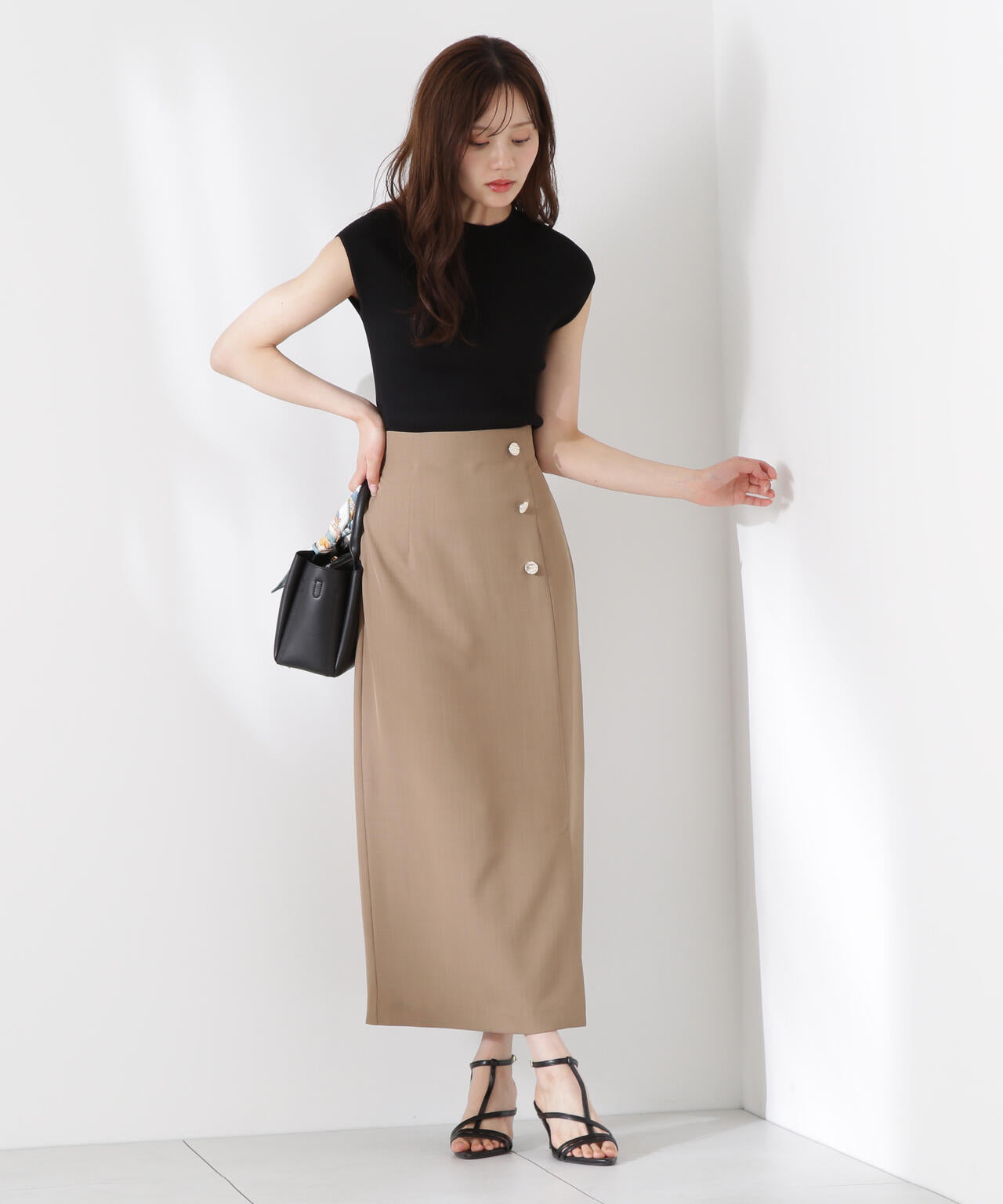 ニュアンス釦付きナロースカート