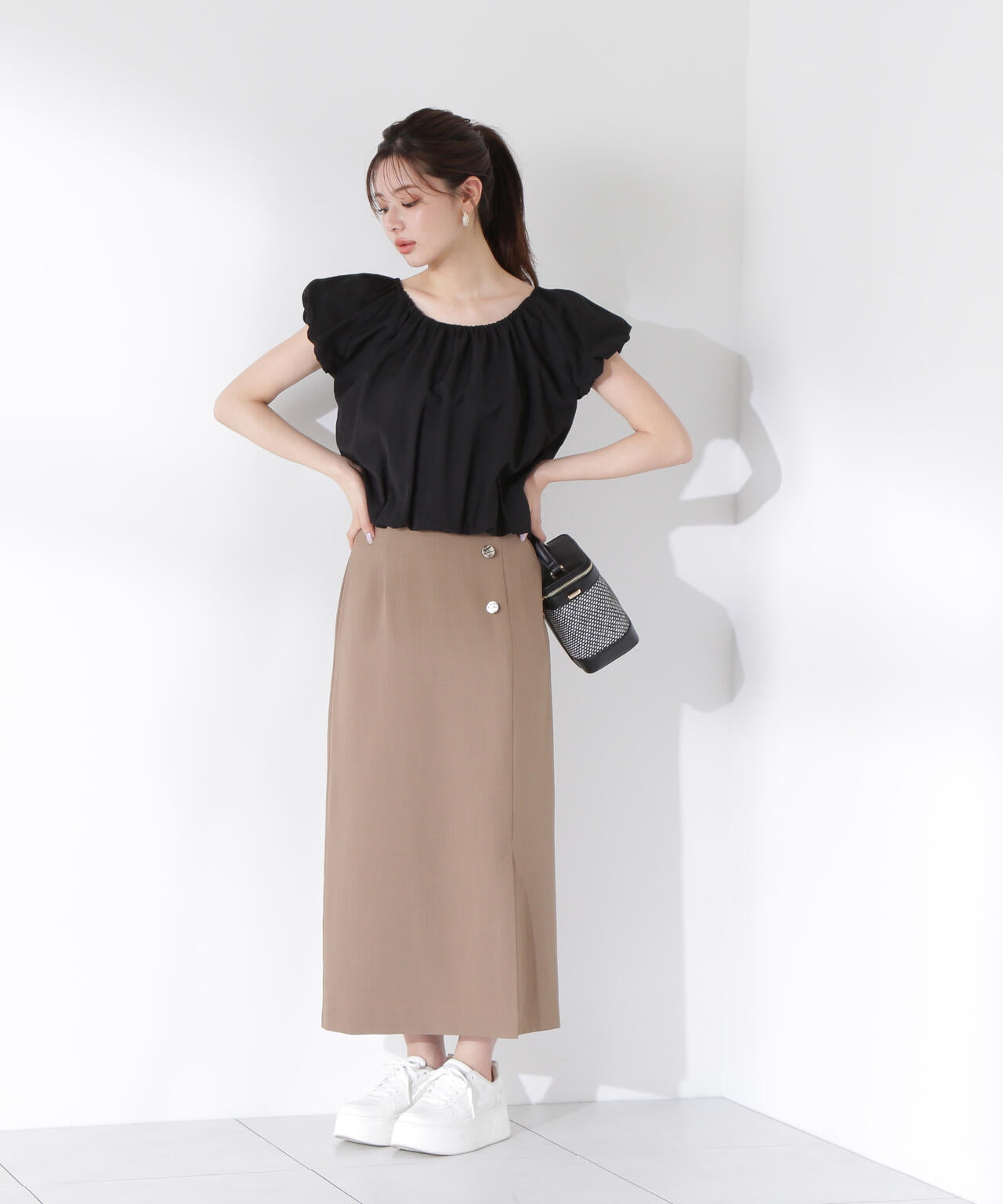 ニュアンス釦付きナロースカート