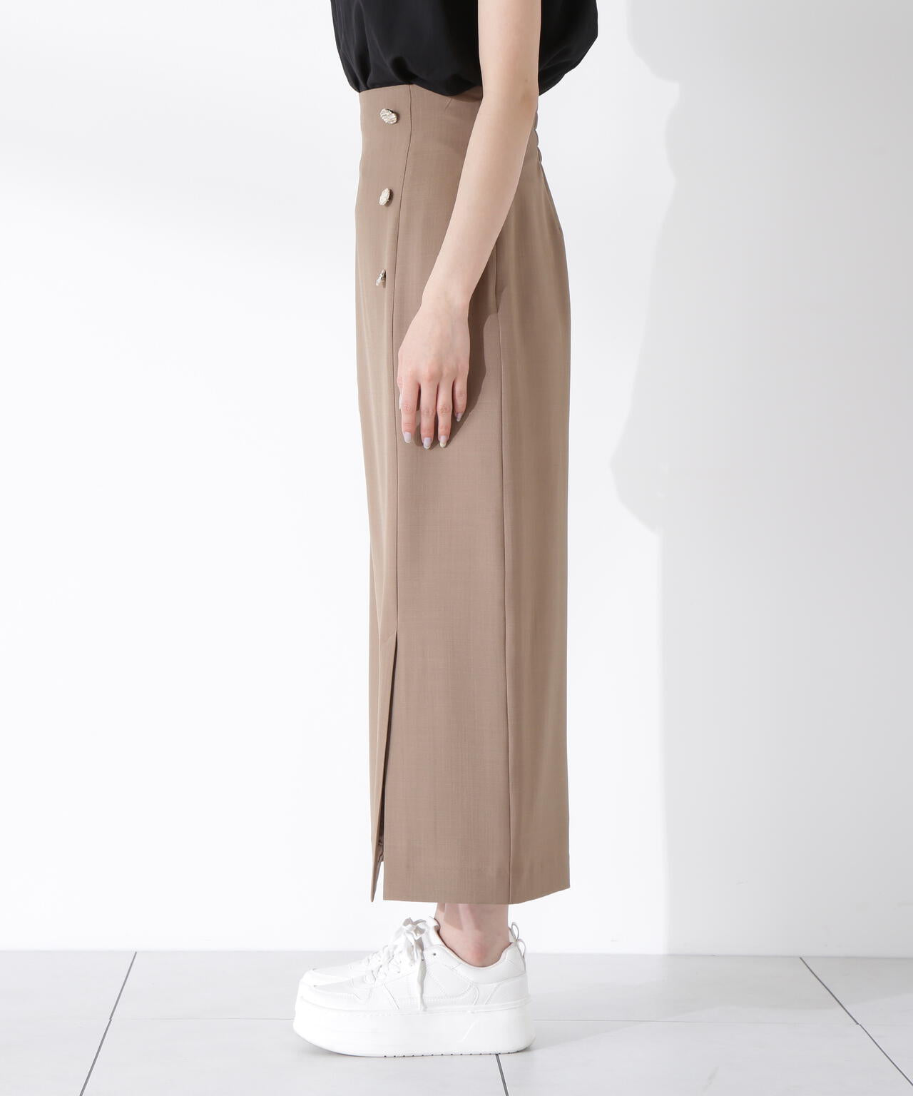 ニュアンス釦付きナロースカート