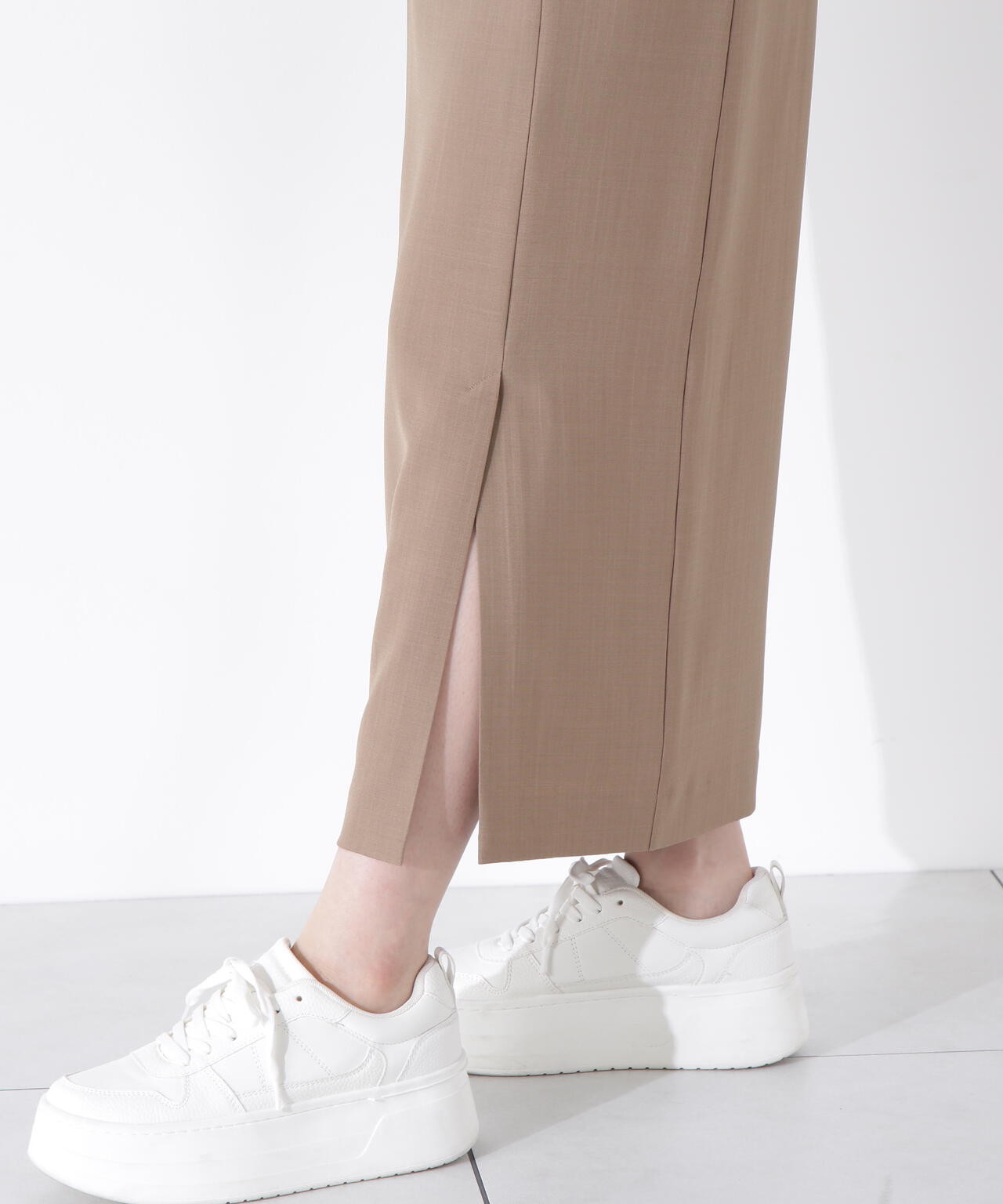 ニュアンス釦付きナロースカート