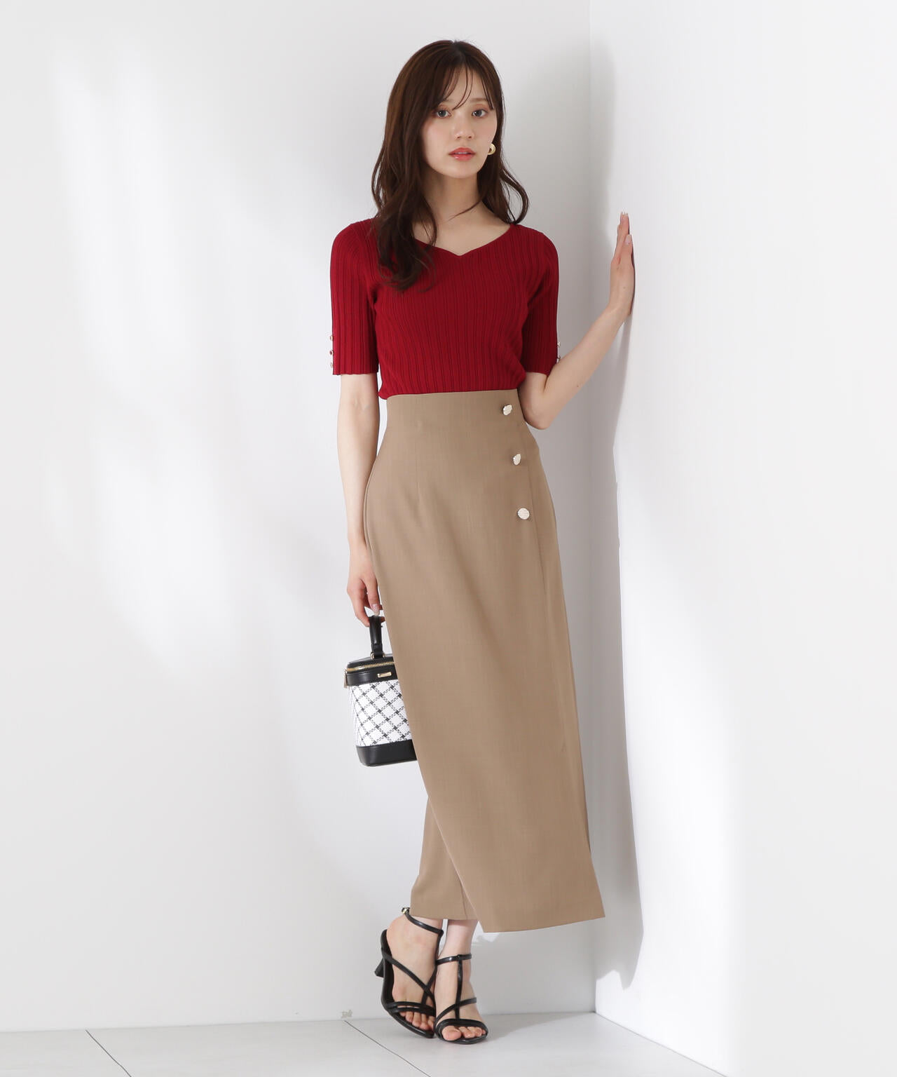 ニュアンス釦付きナロースカート