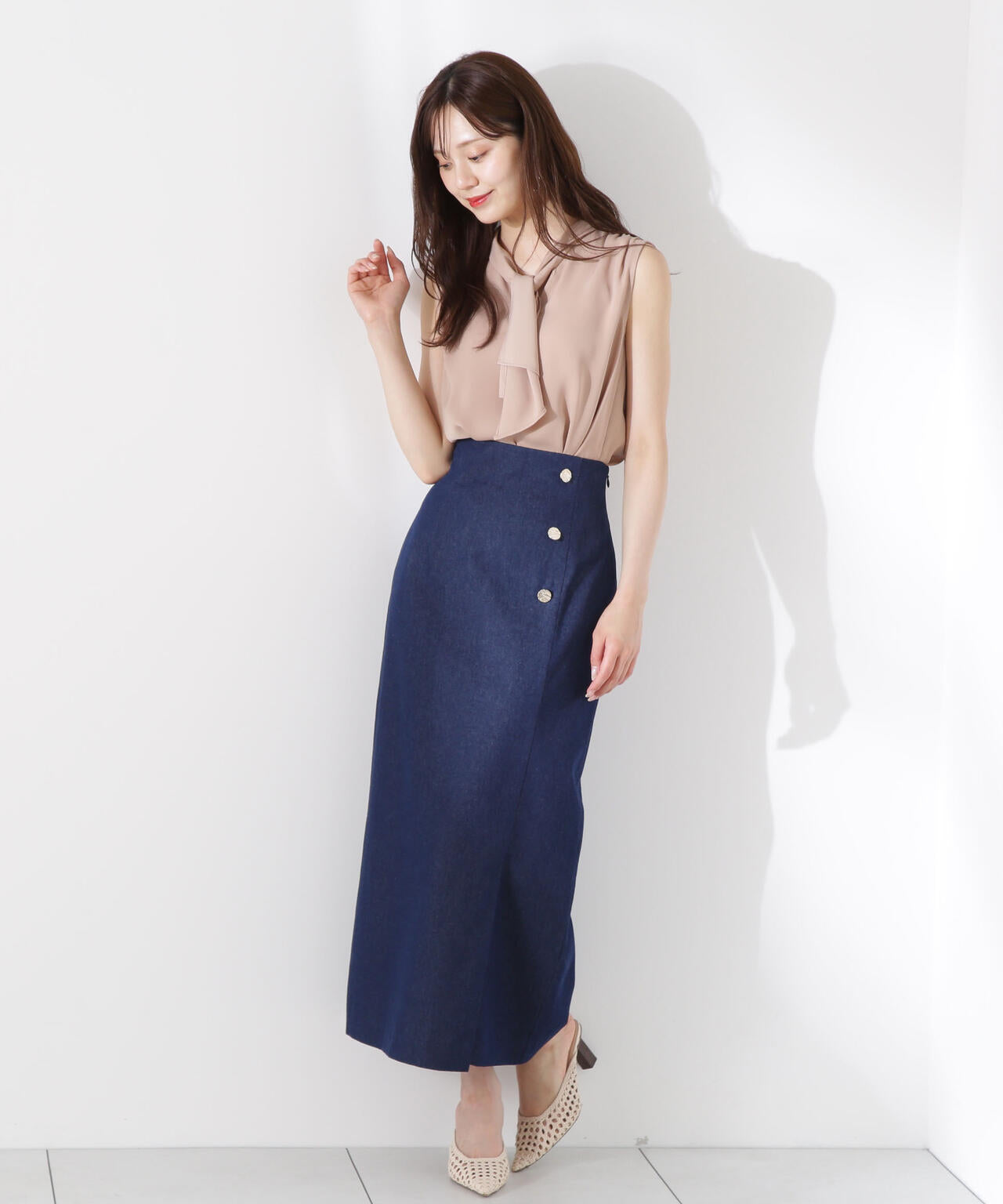 ニュアンス釦付きナロースカート