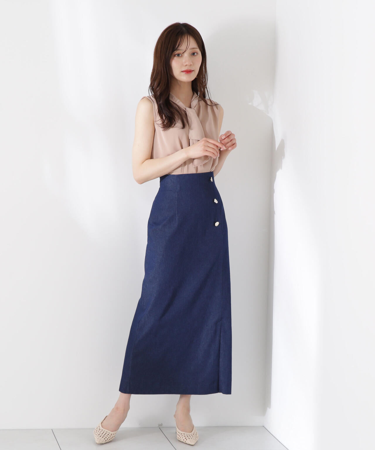 ニュアンス釦付きナロースカート