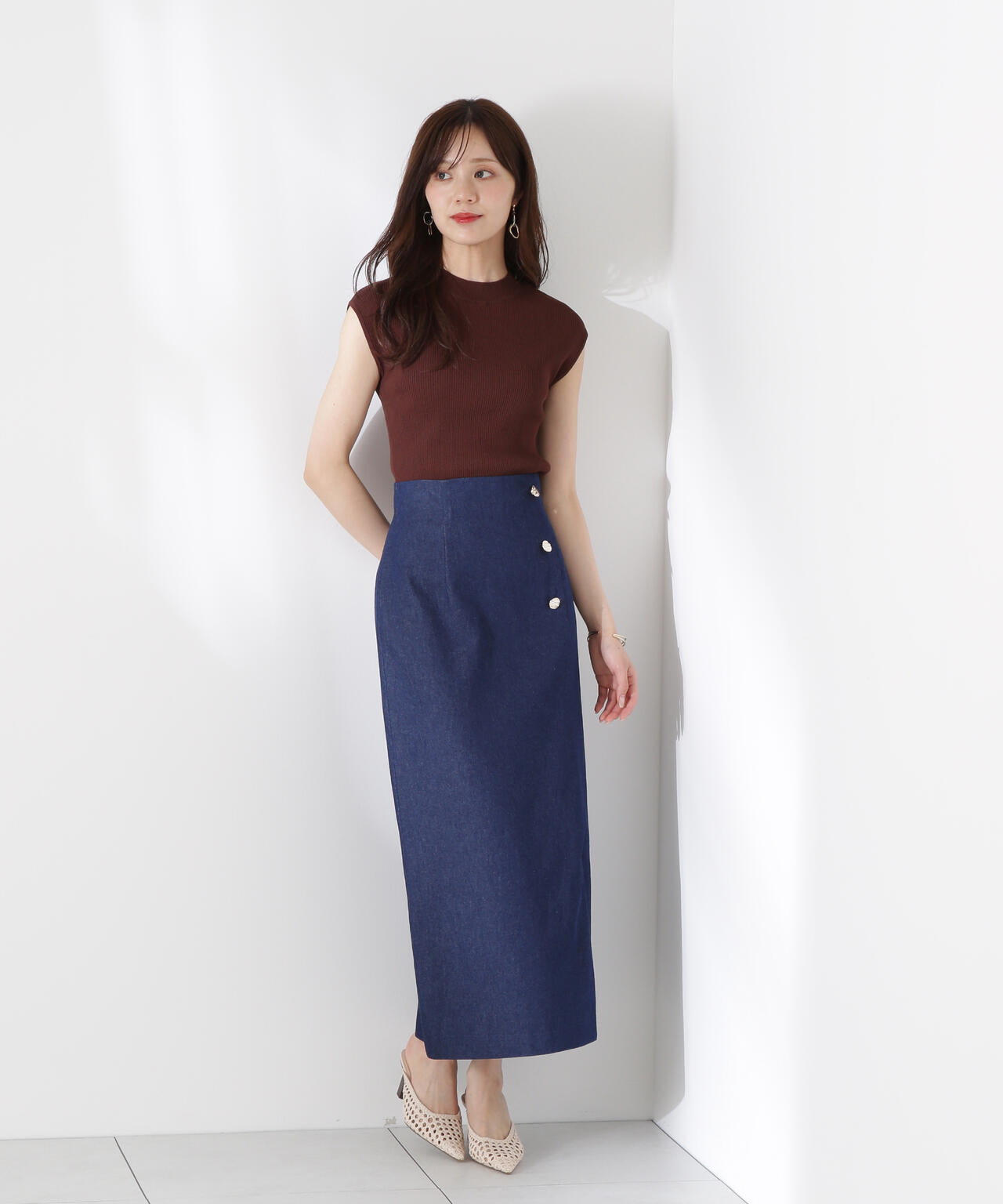 ニュアンス釦付きナロースカート