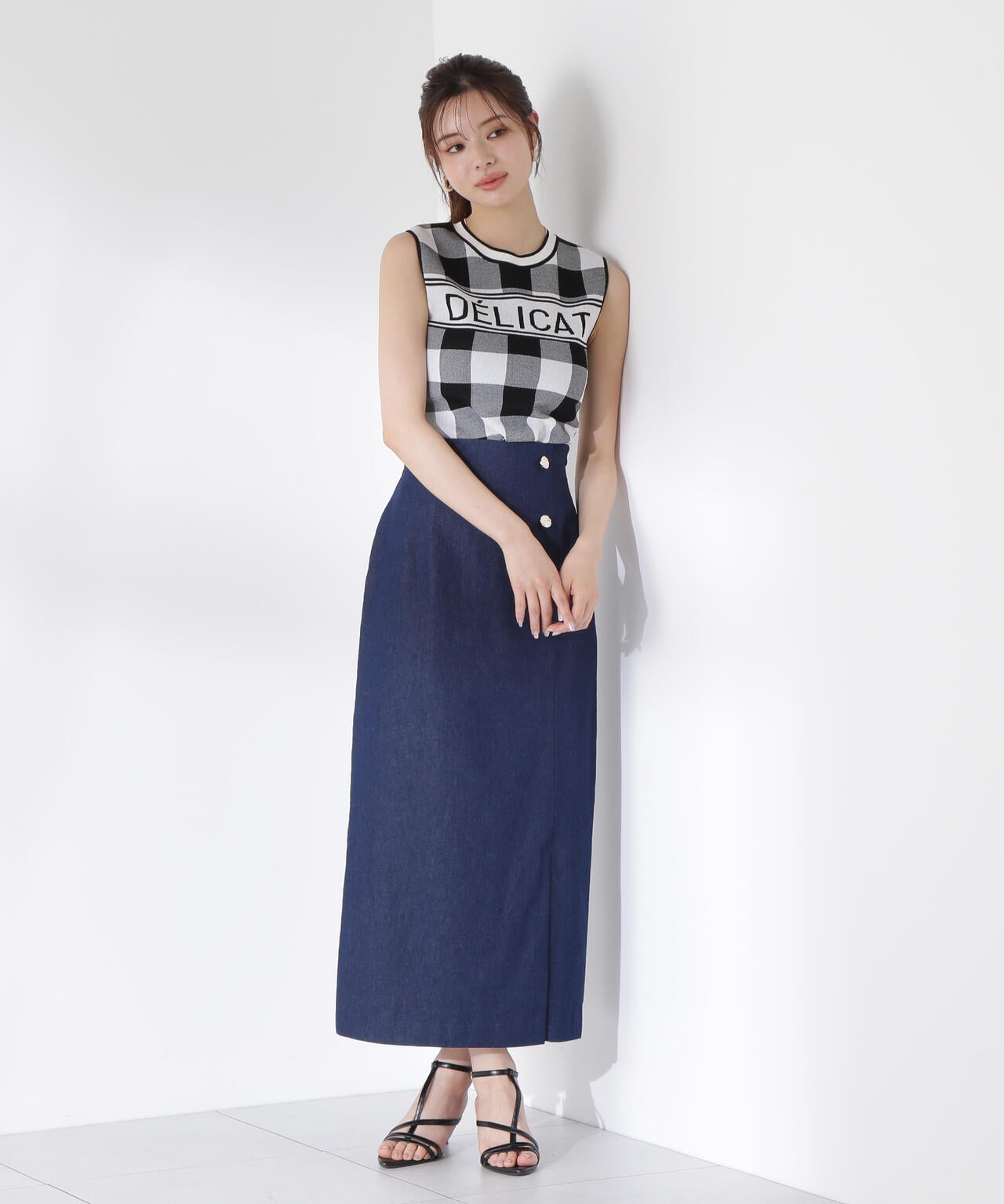 ニュアンス釦付きナロースカート