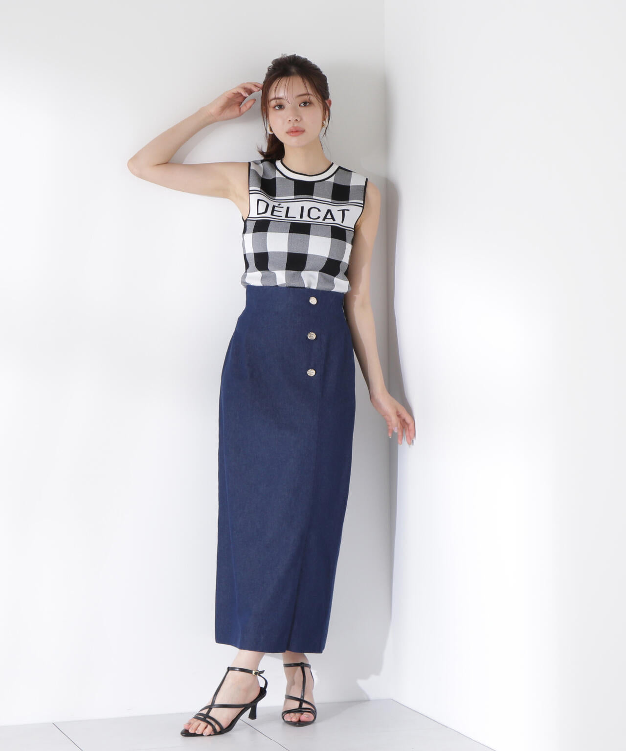 ニュアンス釦付きナロースカート