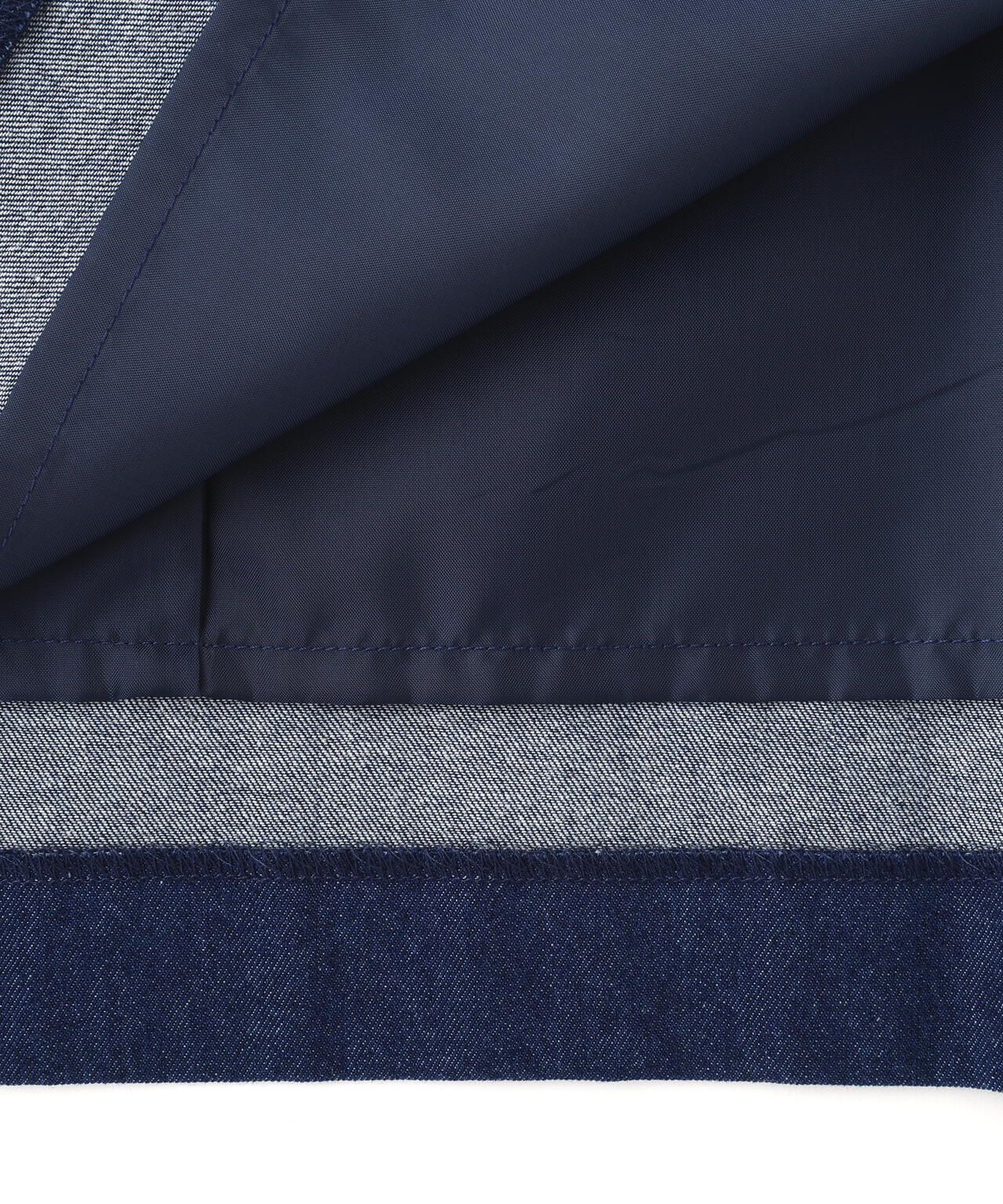 ニュアンス釦付きナロースカート