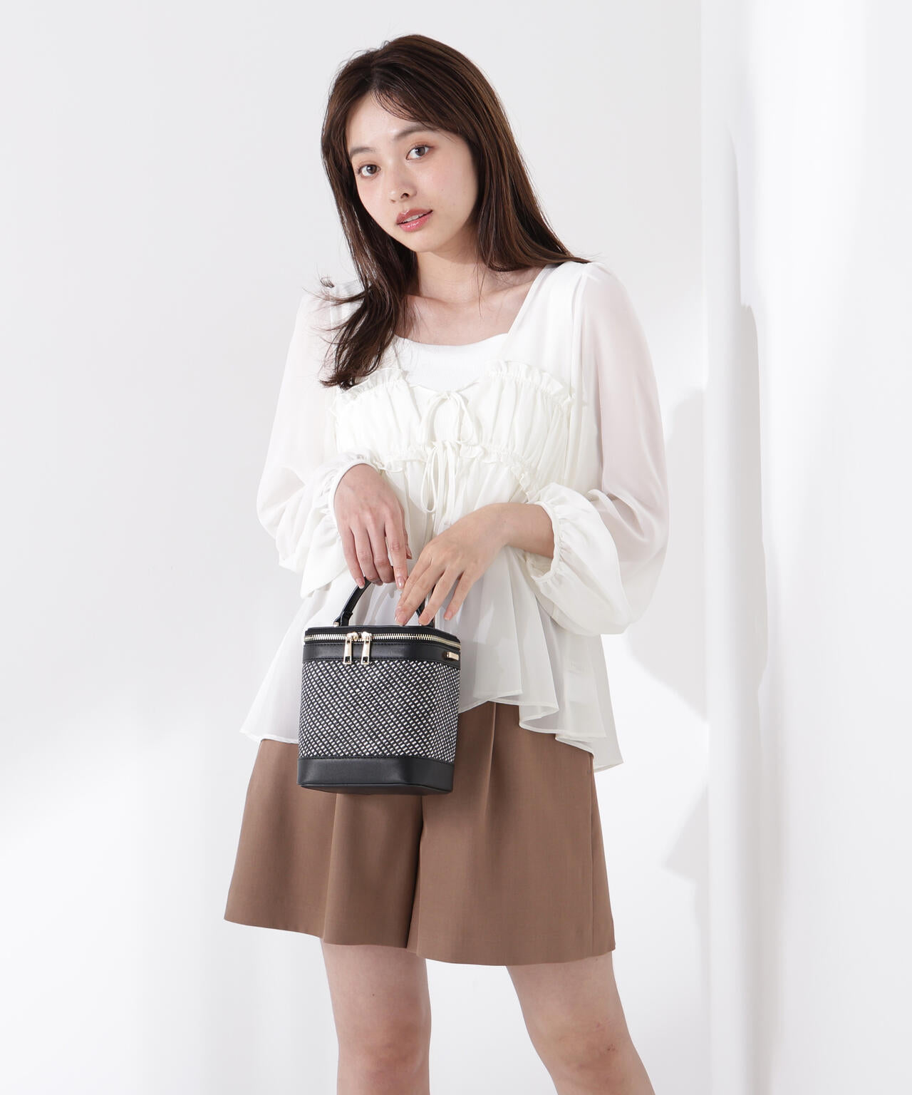 タックショートパンツ